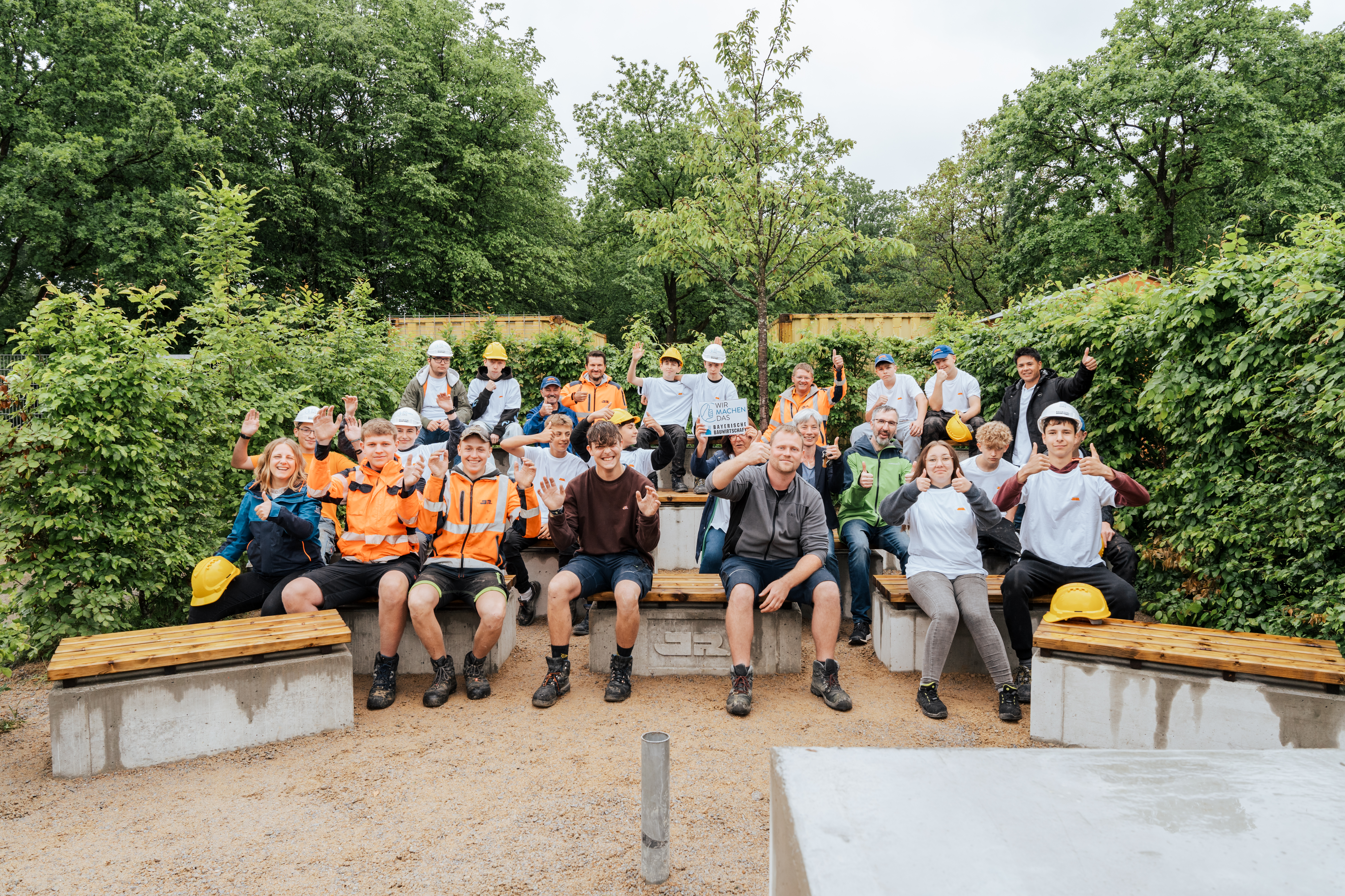 Die Schülerinnen und Schüler der Praxisklasse zusammen mit ihren Lehrern und dem JR Team in ihrem neuen Outdoor-Klassenzimmer