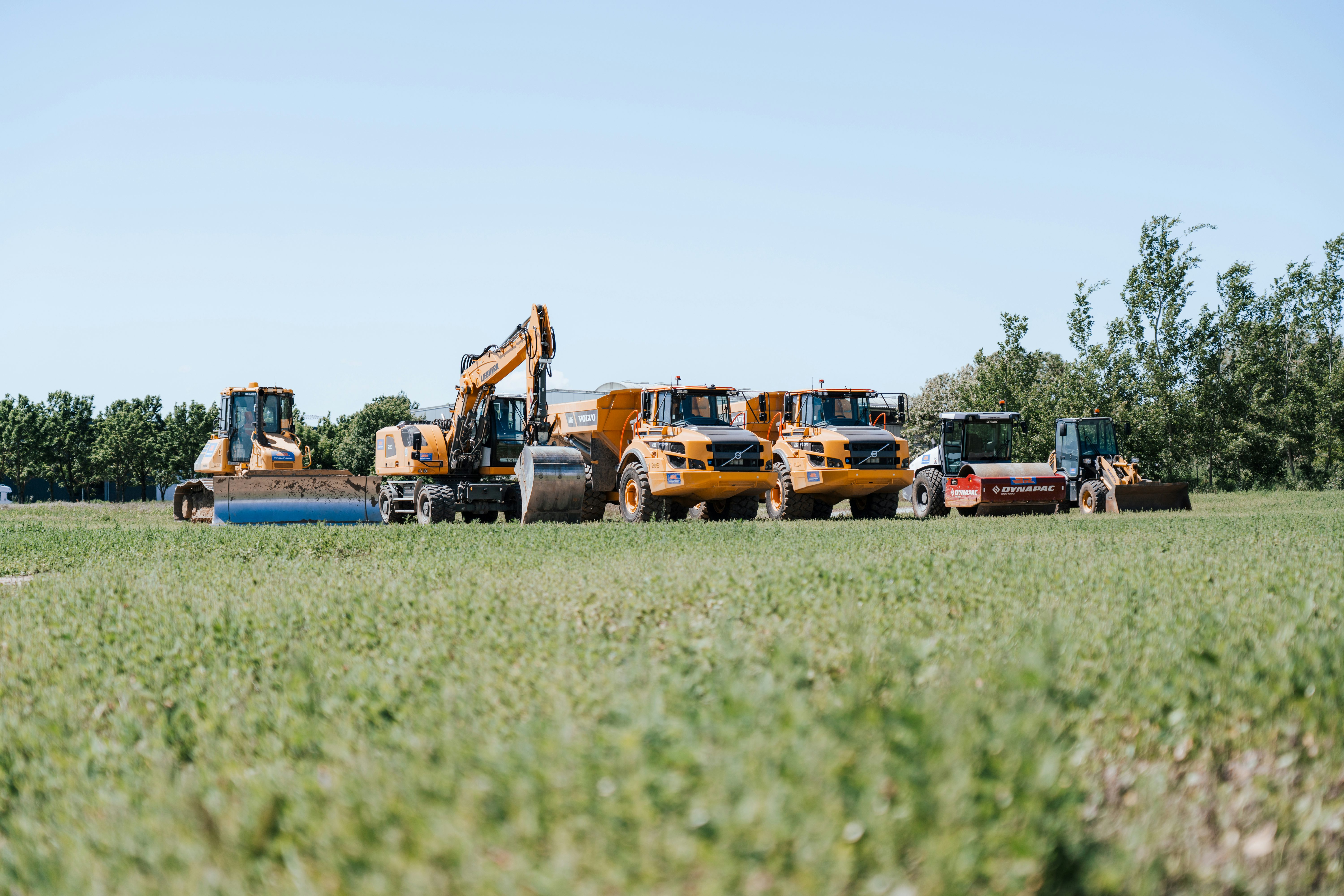 Spatenstich Umschlagterminal Hafen Straubing-Sand: verschiedene Baumaschinen in einer Reihe aufgestellt (Raupe, Bagger, Dumper, Walze)
