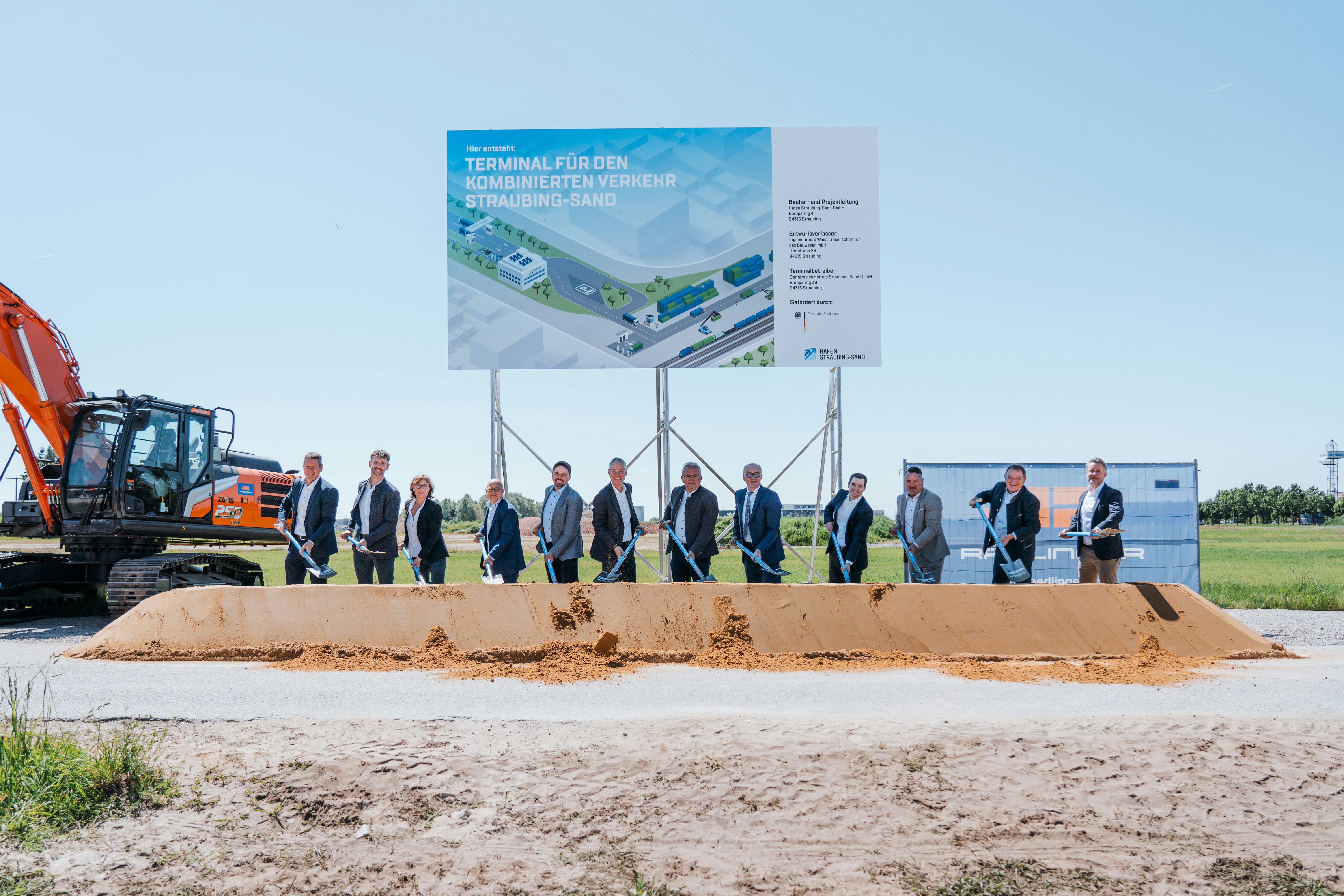Spatenstich Umschlagterminal Hafen Straubing-Sand: Vertreterinnen und Vertreter von Politik, Wirtschaft, der Deutschen Bahn und vom Hafen Straubing-Sand beim Spatenstich