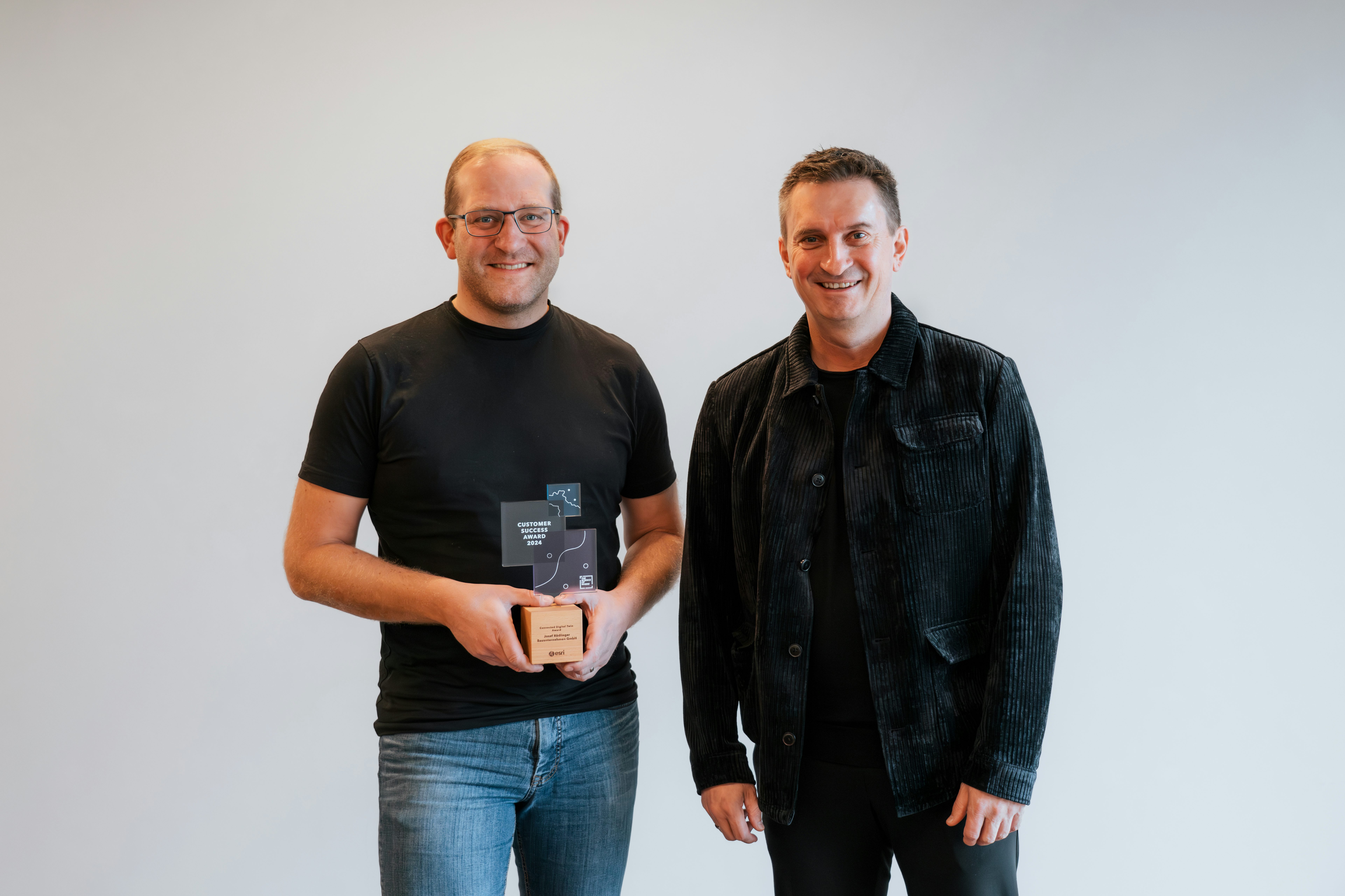 Marcel Gatsche und Andreas Schönberger aus dem JR Netzbau freuen sich über die Auszeichnung mit dem Esri Customer Success Award 2024