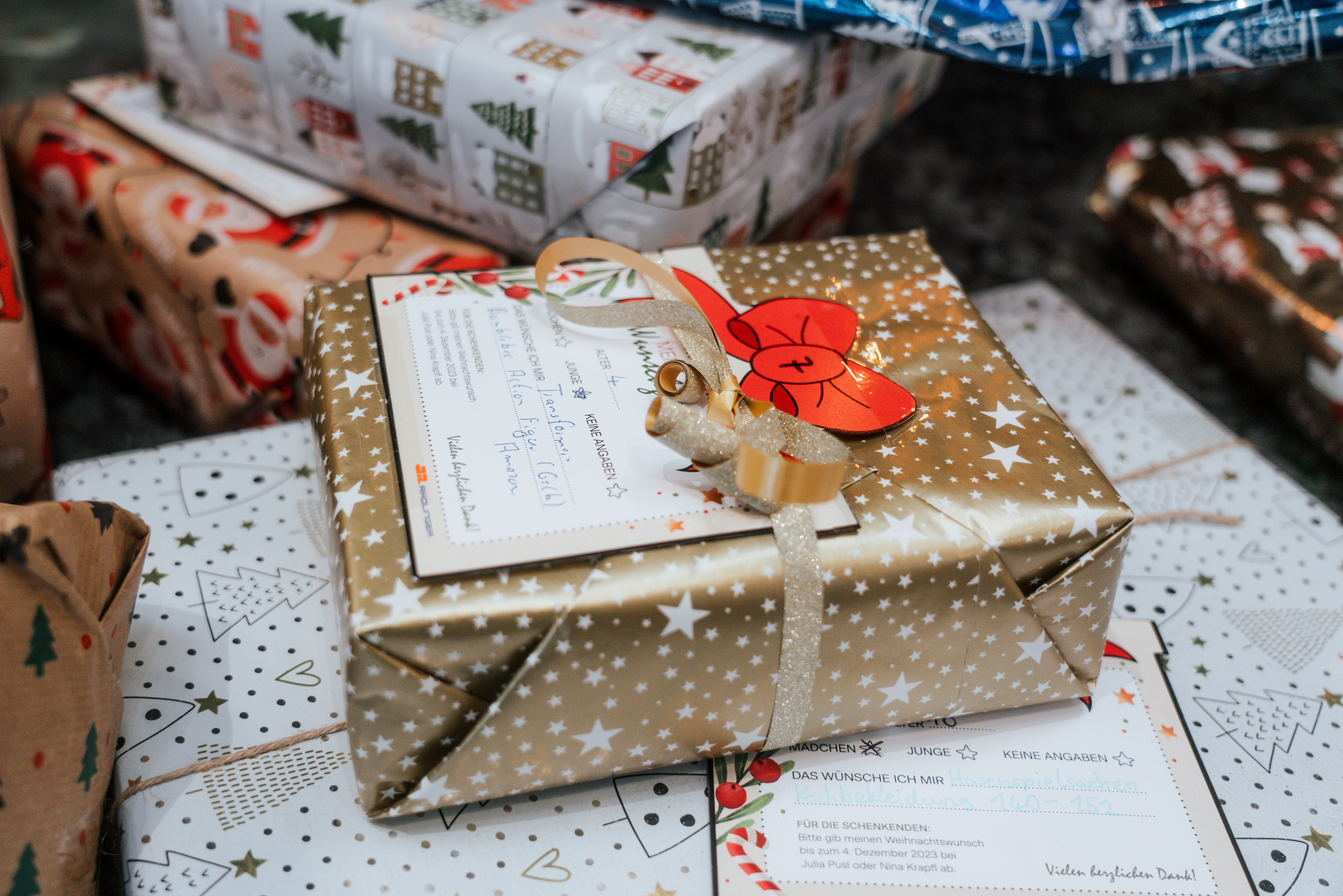 Geschenke für die Wunsch-Aktion für ein Seniorenheim und ein Kinderheim