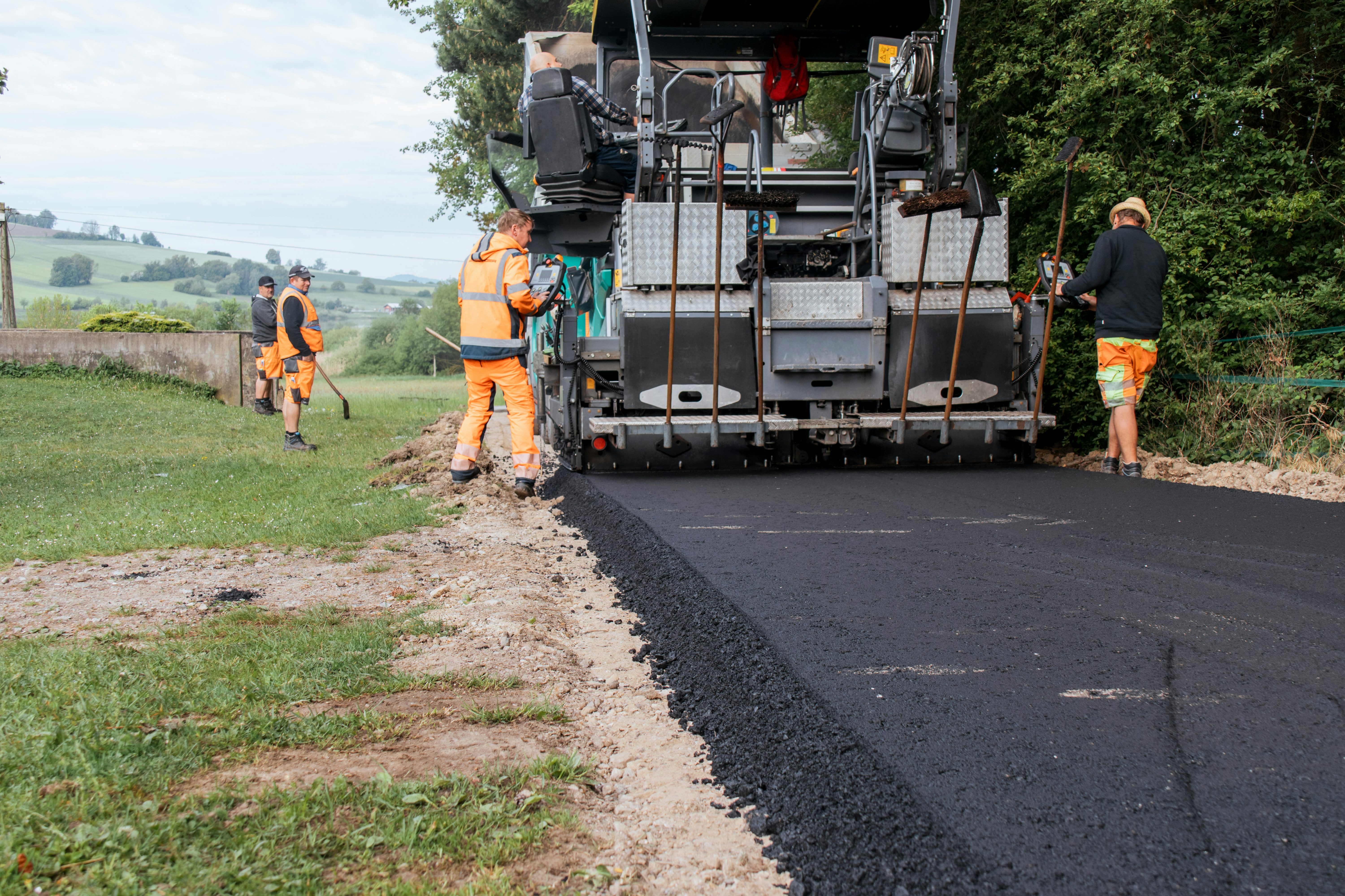 Asphaltierung einer Gemeindestraße mit temperaturabgesenktem Asphalt