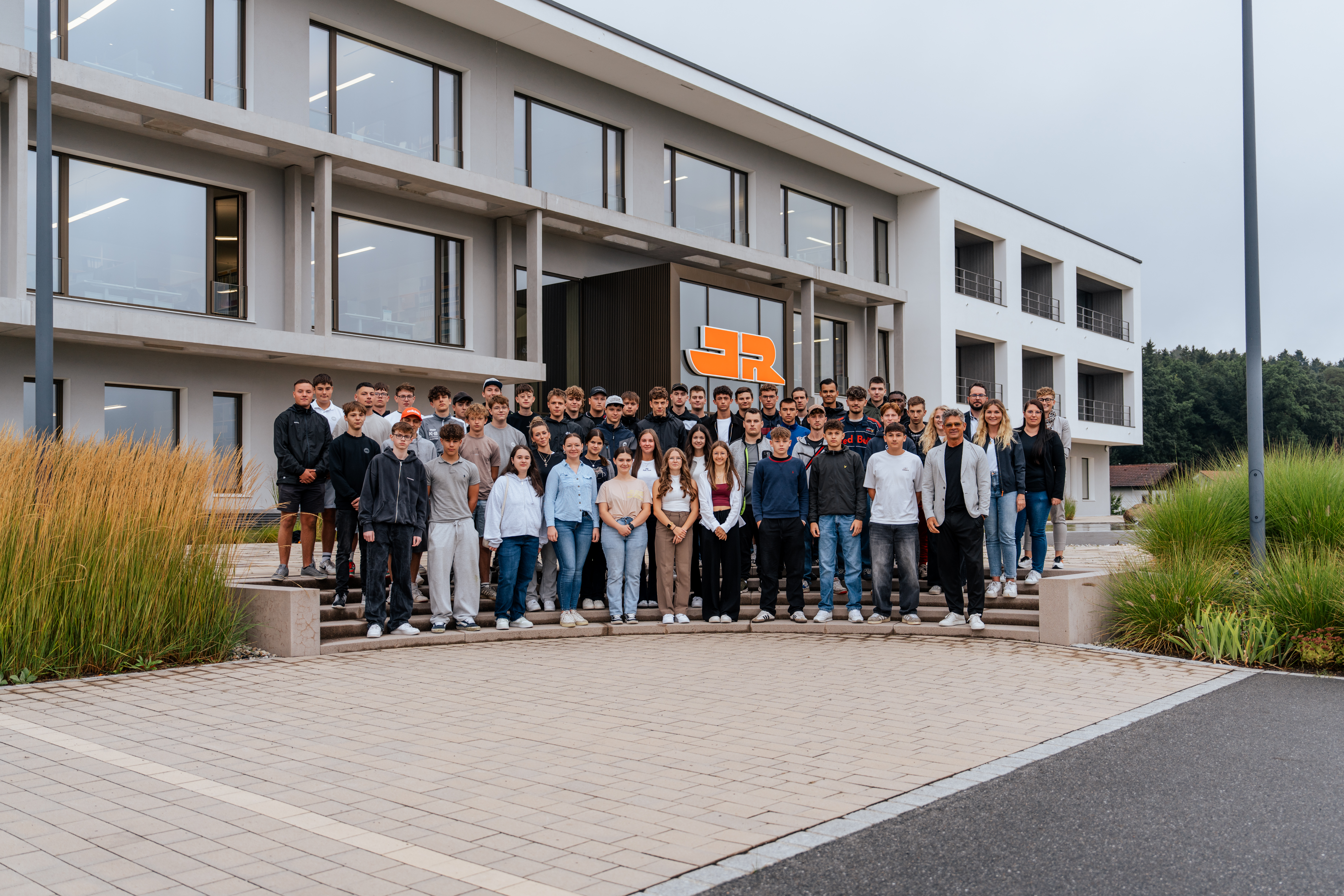 48 neue Auszubildende starten ihre Ausbildung 2025 bei JR