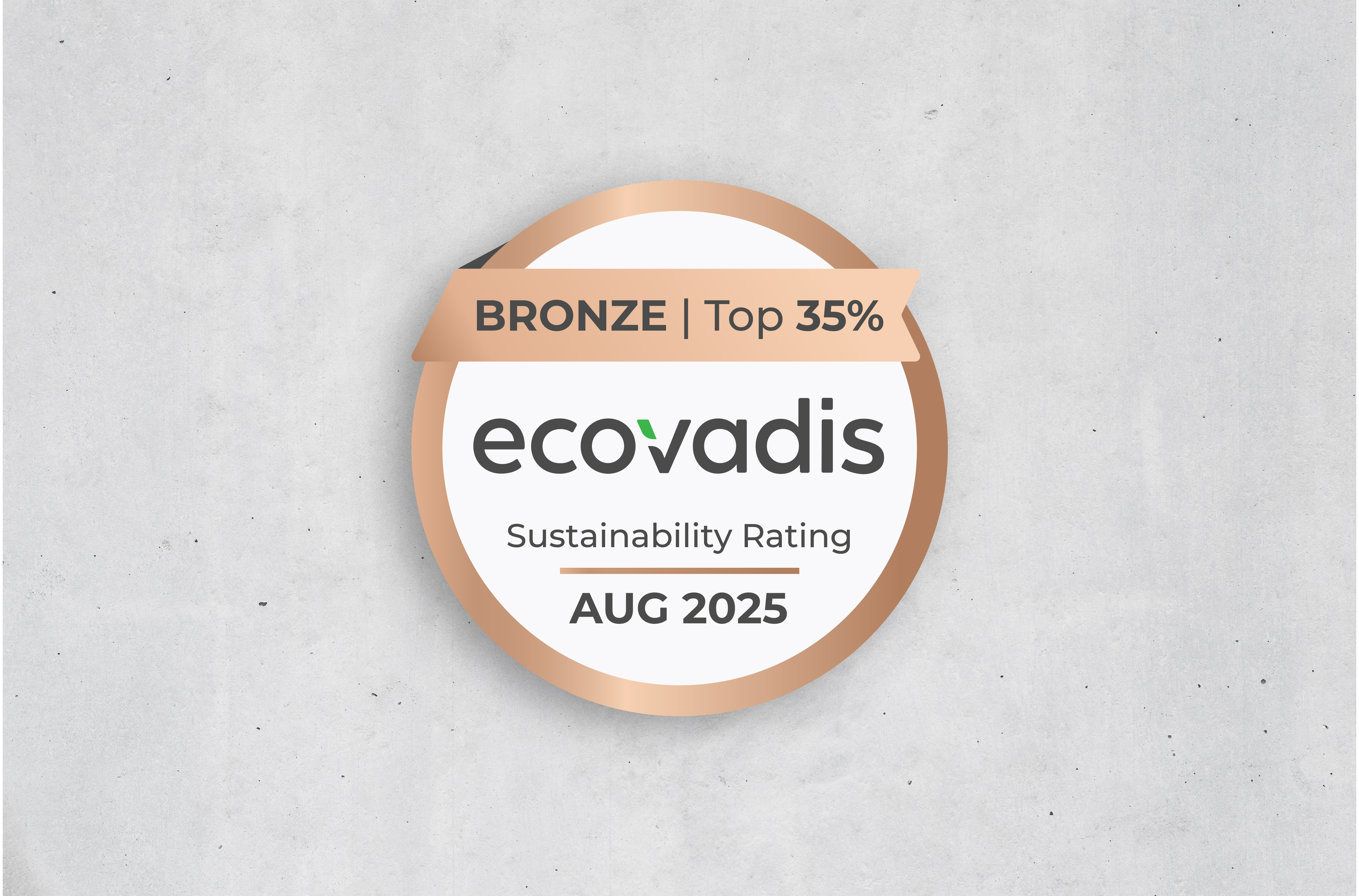 Bronze-Medaille von EcoVadis auf Beton-Hintergrund, ausgezeichnet im August 2025