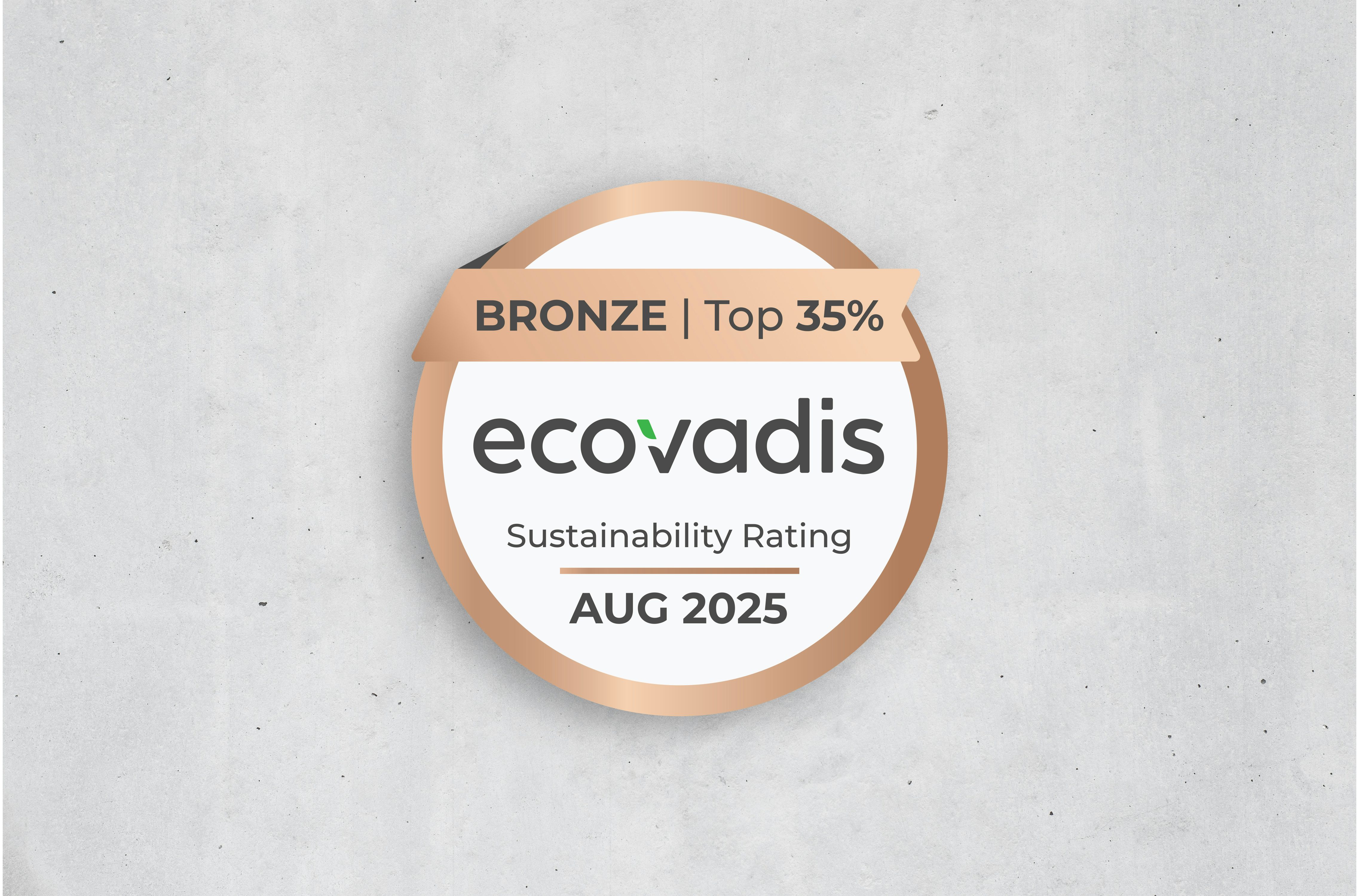 Bronze-Medaille von EcoVadis auf Beton-Hintergrund, ausgezeichnet im August 2025