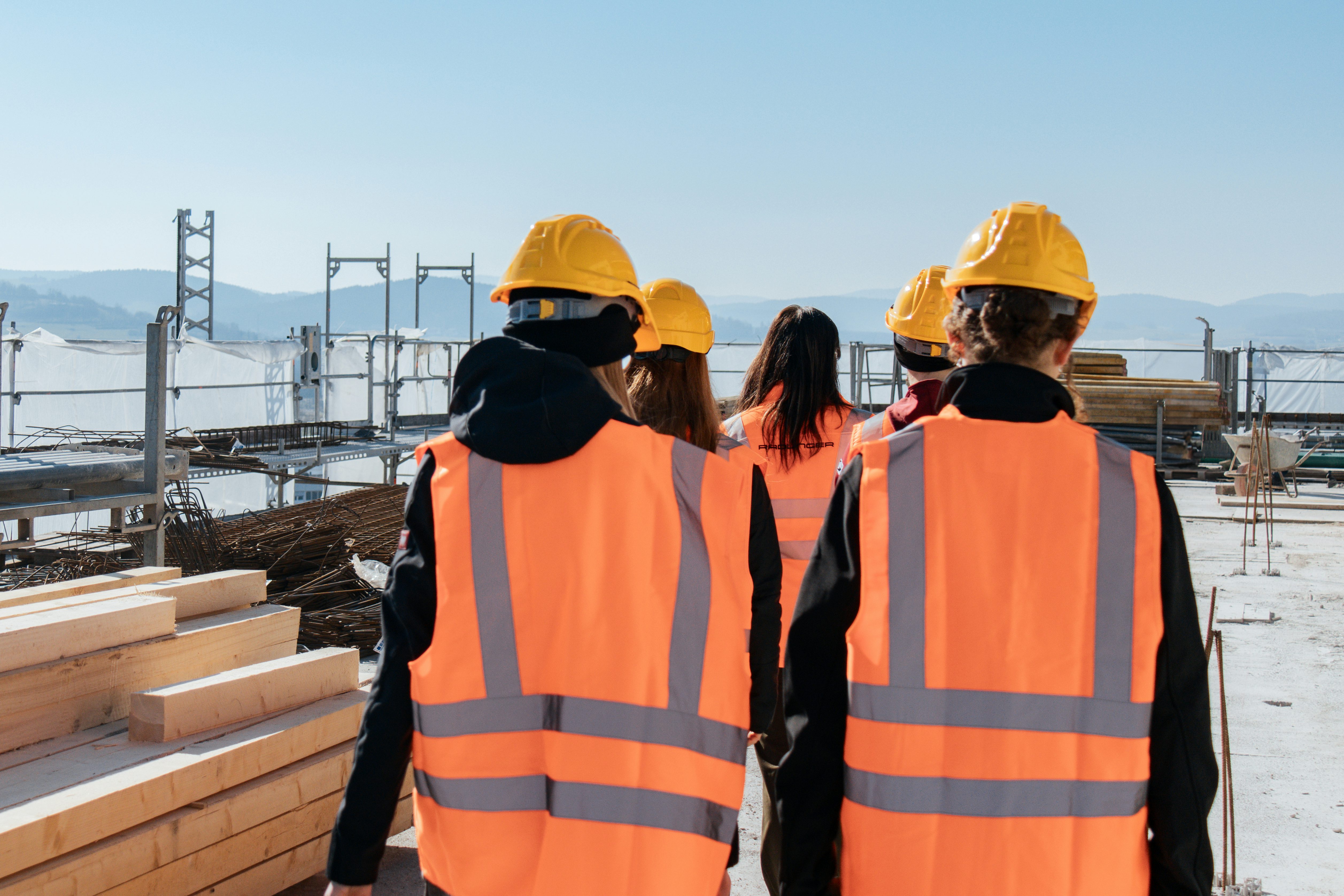 Girls'Day 2025 bei JR: Mädels bei der Besichtigung einer Hochbau-Baustelle
