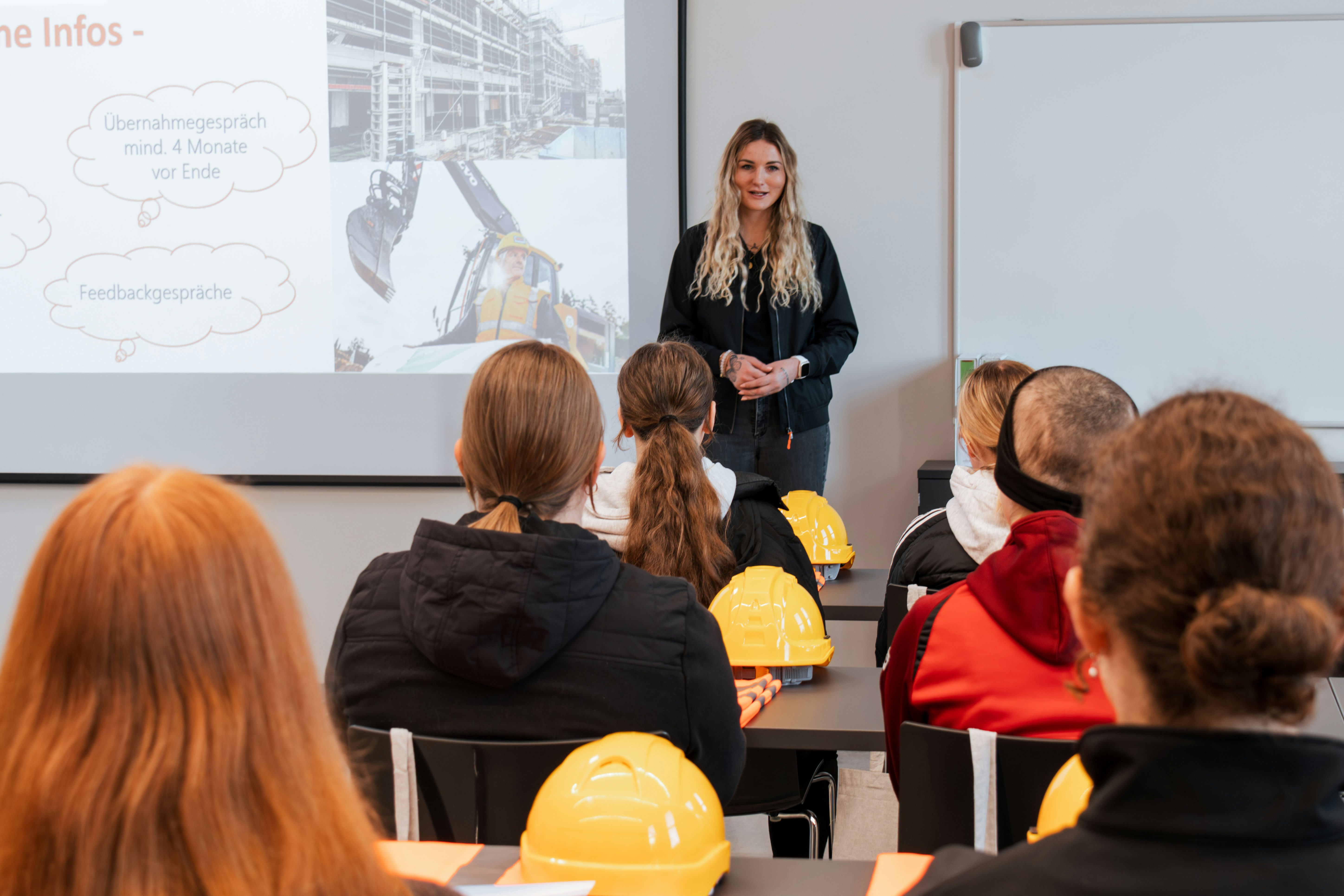 Girls'Day 2025 bei JR: Teilnehmerinnen bei einem Vortrag zu den Ausbildungsmöglichkeiten bei der Josef Rädlinger Unternehmensgruppe