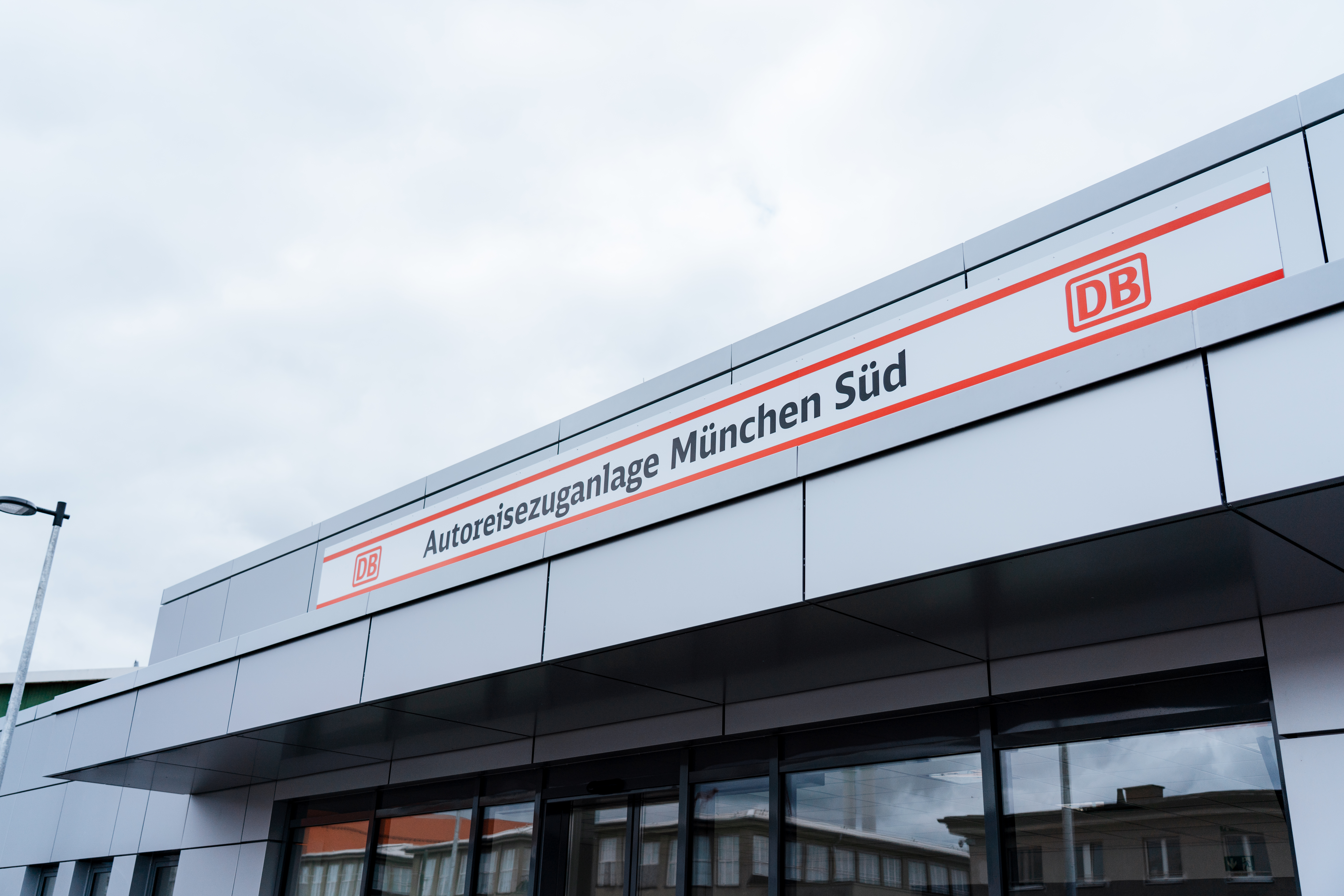 Autoreisezuganlage am Südbahnhof München: Schriftzug "Autoreisezuganlage München Süd" oberhalb des Eingangs zum Servicegebäude