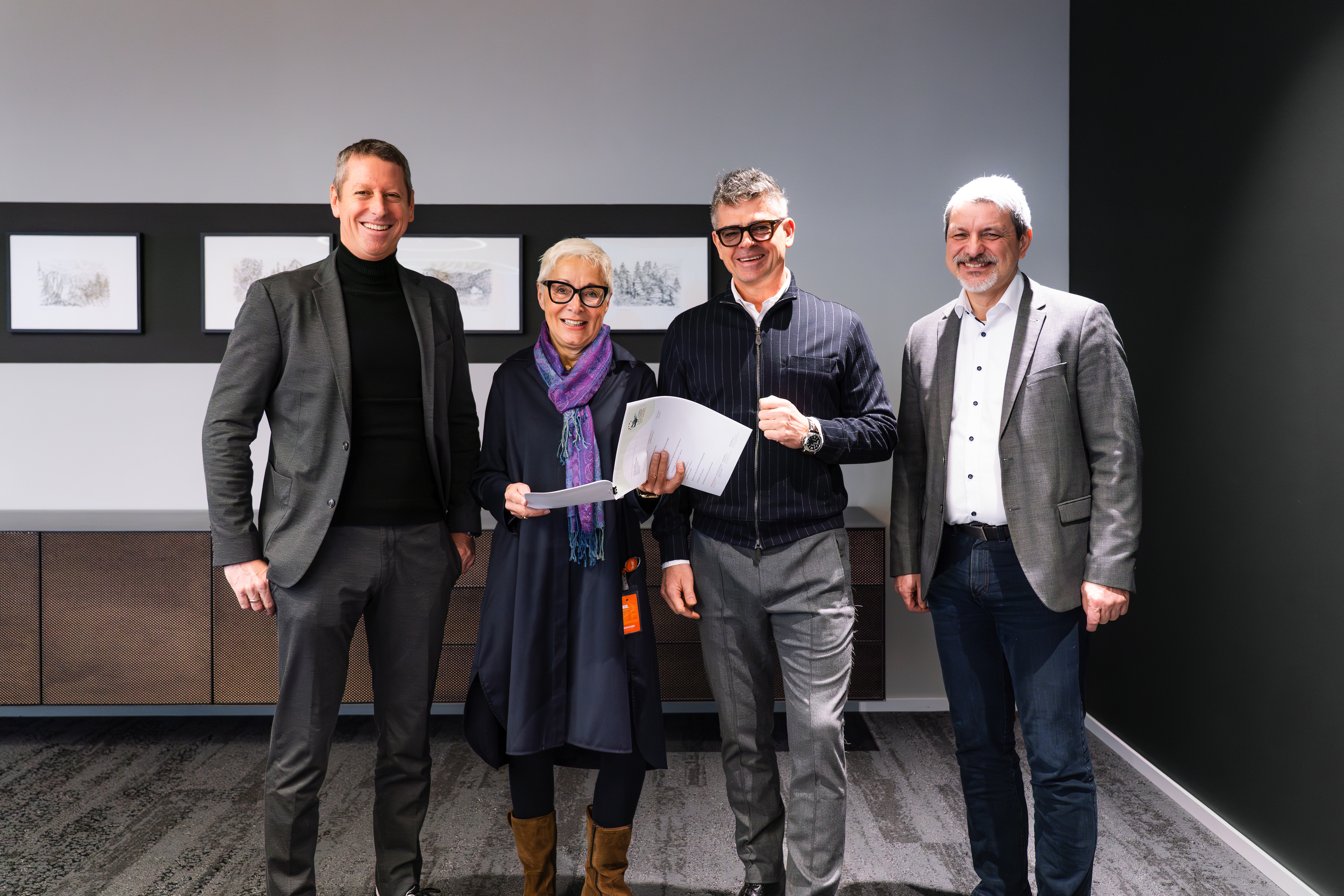 v. l. n. r.: Rüdiger Altmann (Geschäftsführer JR), Claudia Knoll (Geschäftsführerin Landesgartenschau), Josef Rädlinger (Geschäftsführer JR) und Sandro Bauer (Aufsichtsratsvorsitzender Landesgartenschau) bei der offiziellen Vertragsunterzeichnung am Hauptsitz der Josef Rädlinger Unternehmensgruppe in Cham.