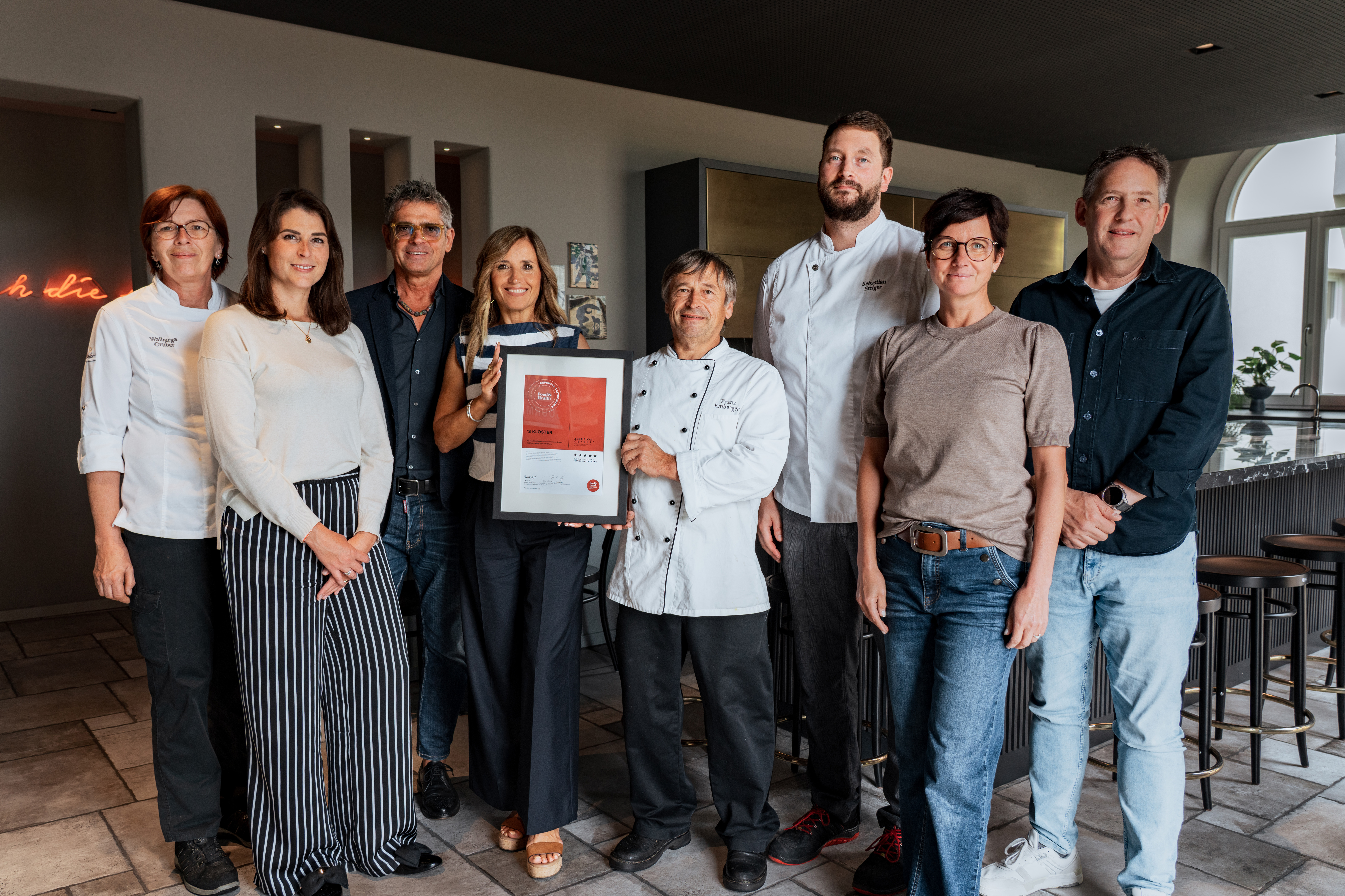 Petra und Josef Rädlinger sowie das Küchenteam des ’s Kloster gemeinsam mit den Zertifizierern von Food & Health bei der Urkundenübergabe.