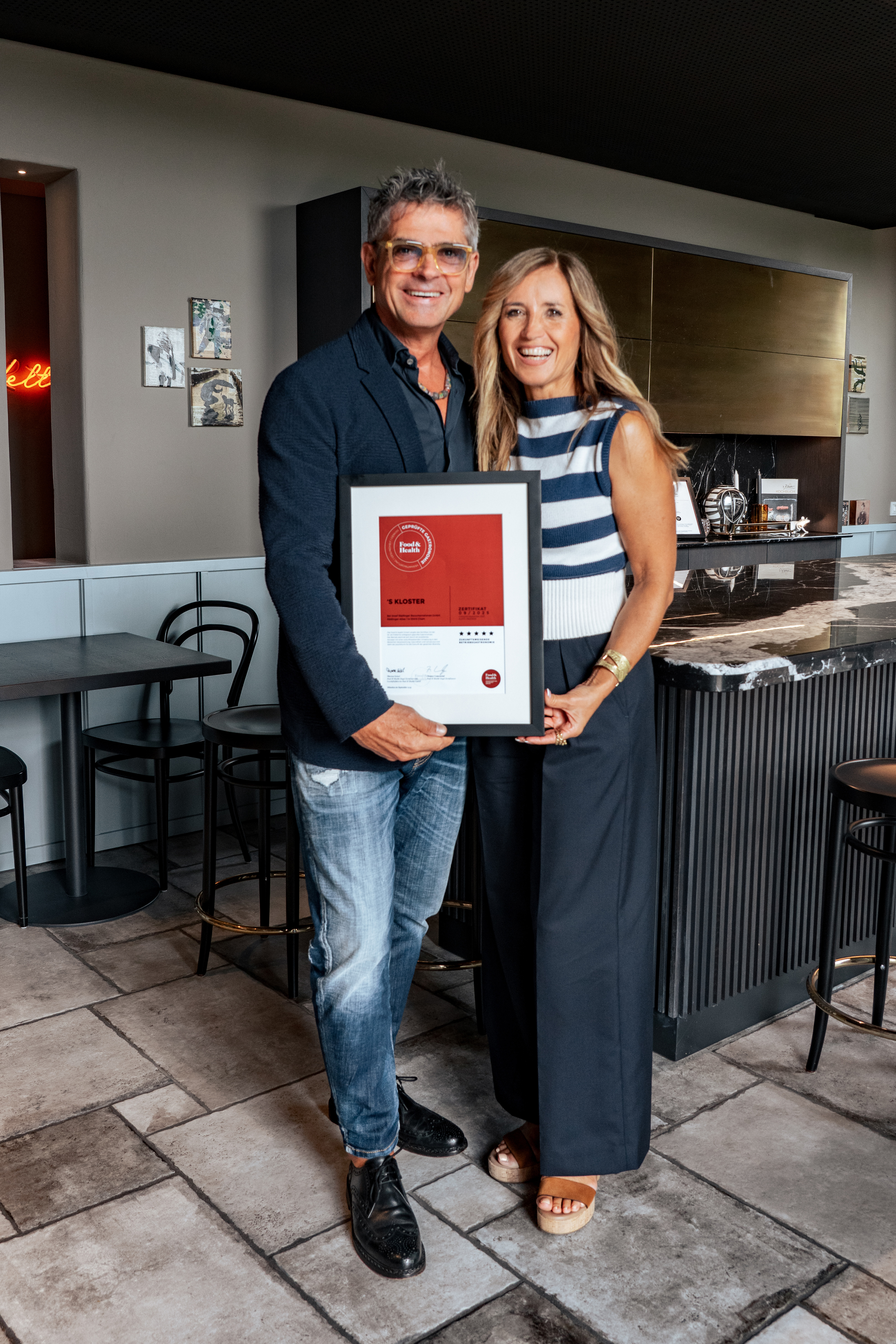 Josef und Petra Rädlinger halten die Urkunde der Food & Health Auszeichnung in der Hand.