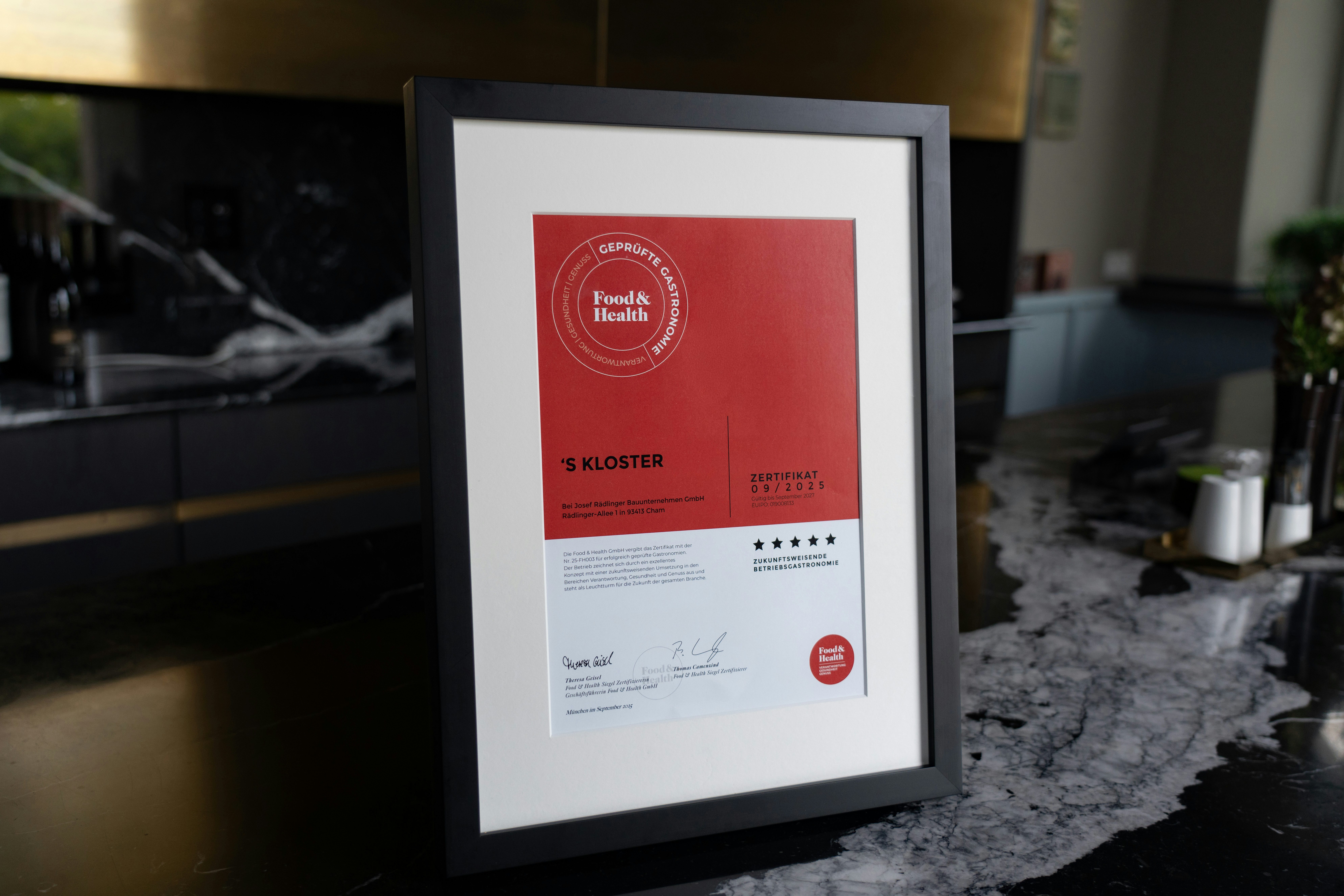 Eingerahmtes Zertifikat des Food & Health Siegels