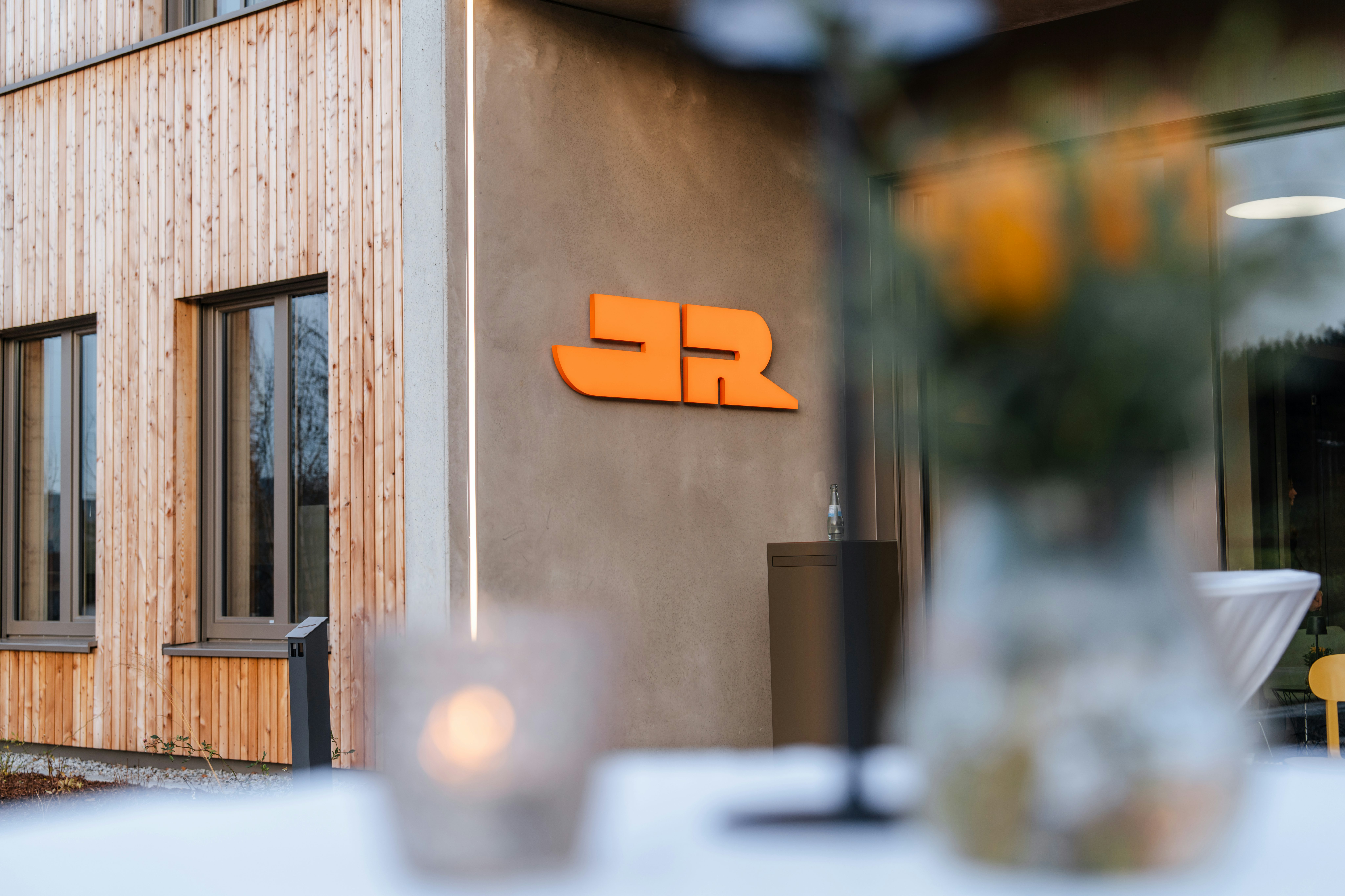 Das JR Logo am Eingangsbereich des neuen Bürogebäudes