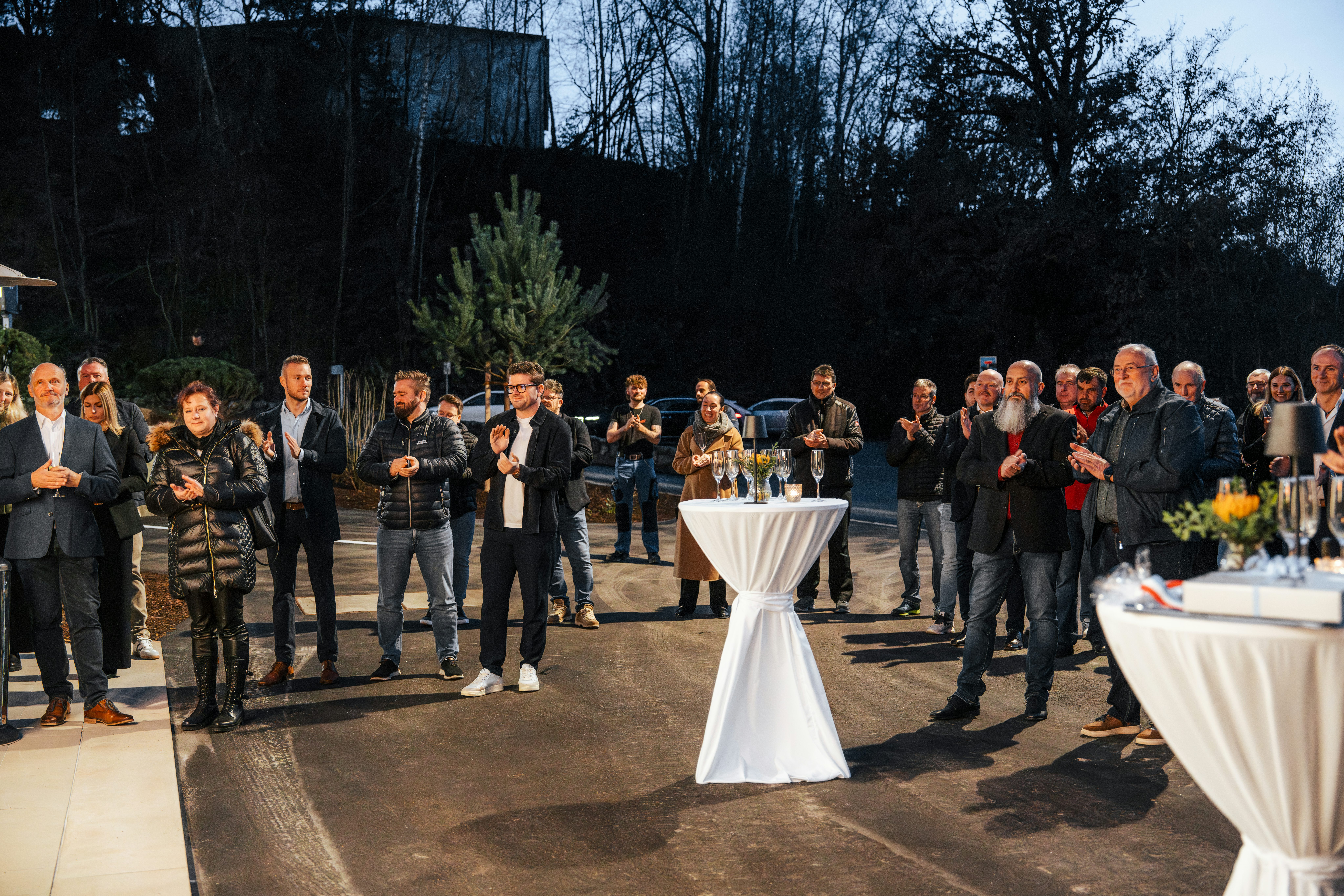 Die Gäste versammeln sich vor dem neuen Bürogebäude