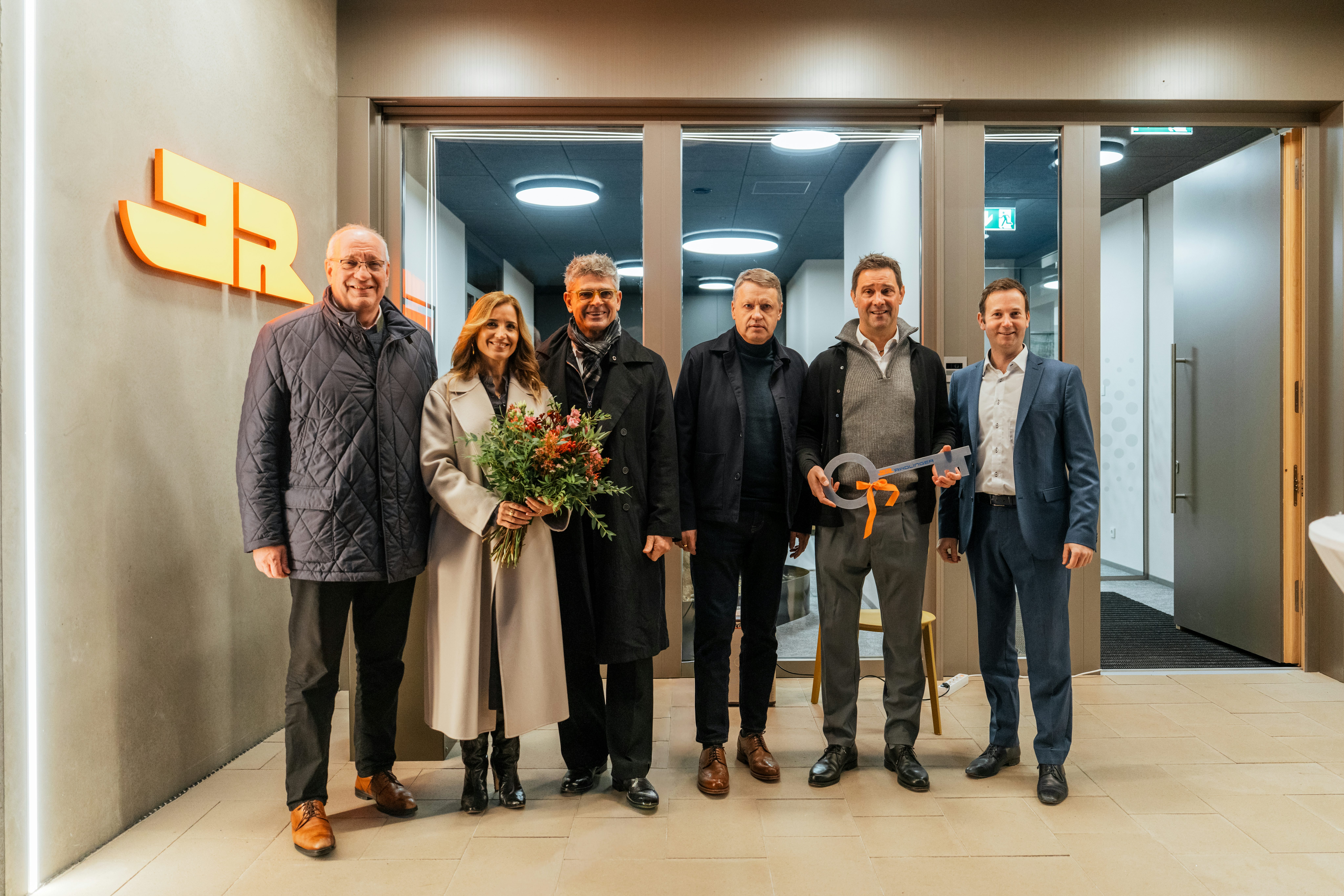 Landrat Franz Löffler, Petra und Josef Rädlinger, Franz Meindl, Michael Eisenreich und Rundings Bürogermeister Franz Kopp bei der symbolischen Schlüsselübergabe