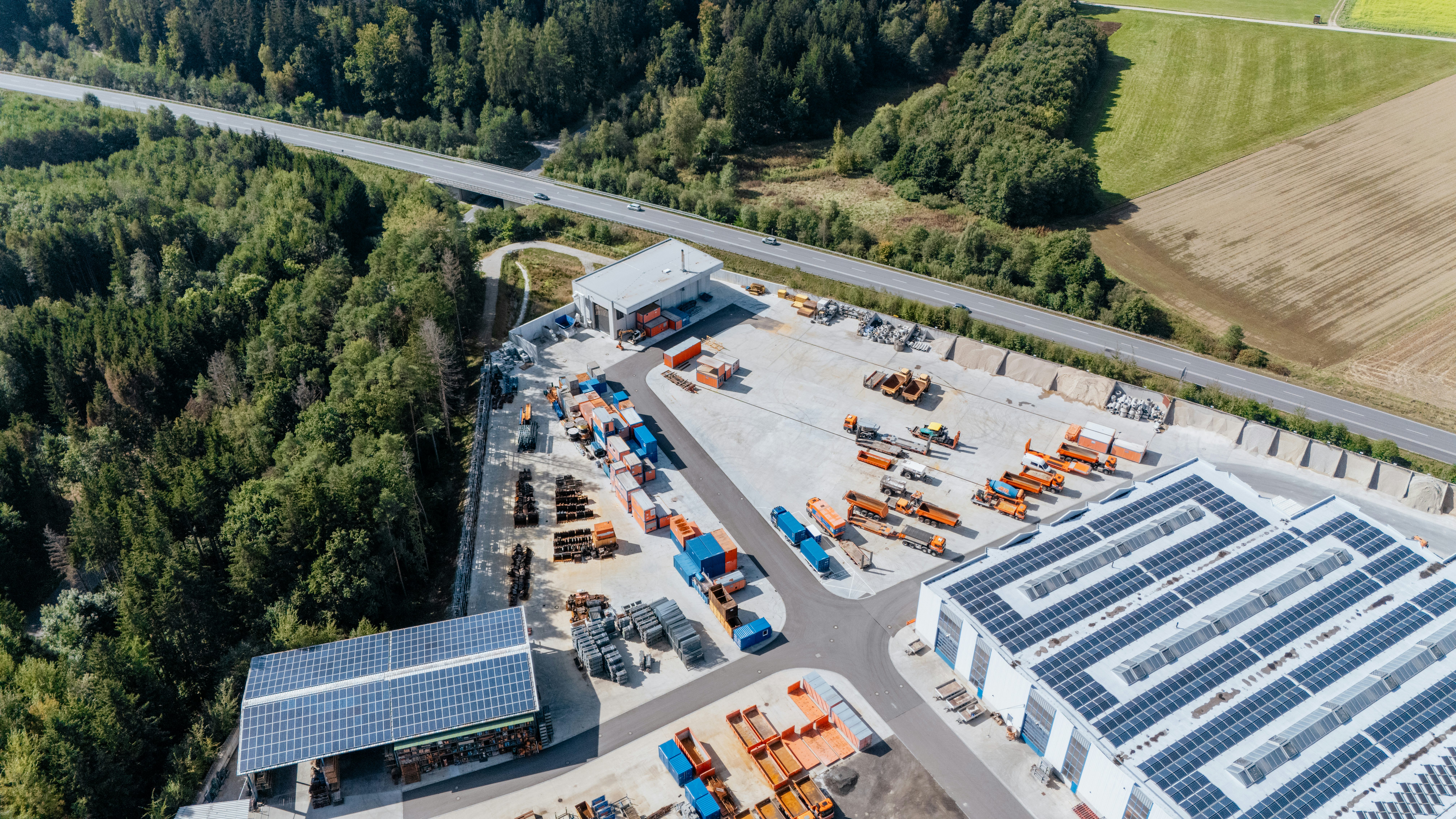 Biomasseheizkraftwerk und Gebäude mit PV-Anlage von oben am Werktstatt- und Logistikzentrum in Weiding