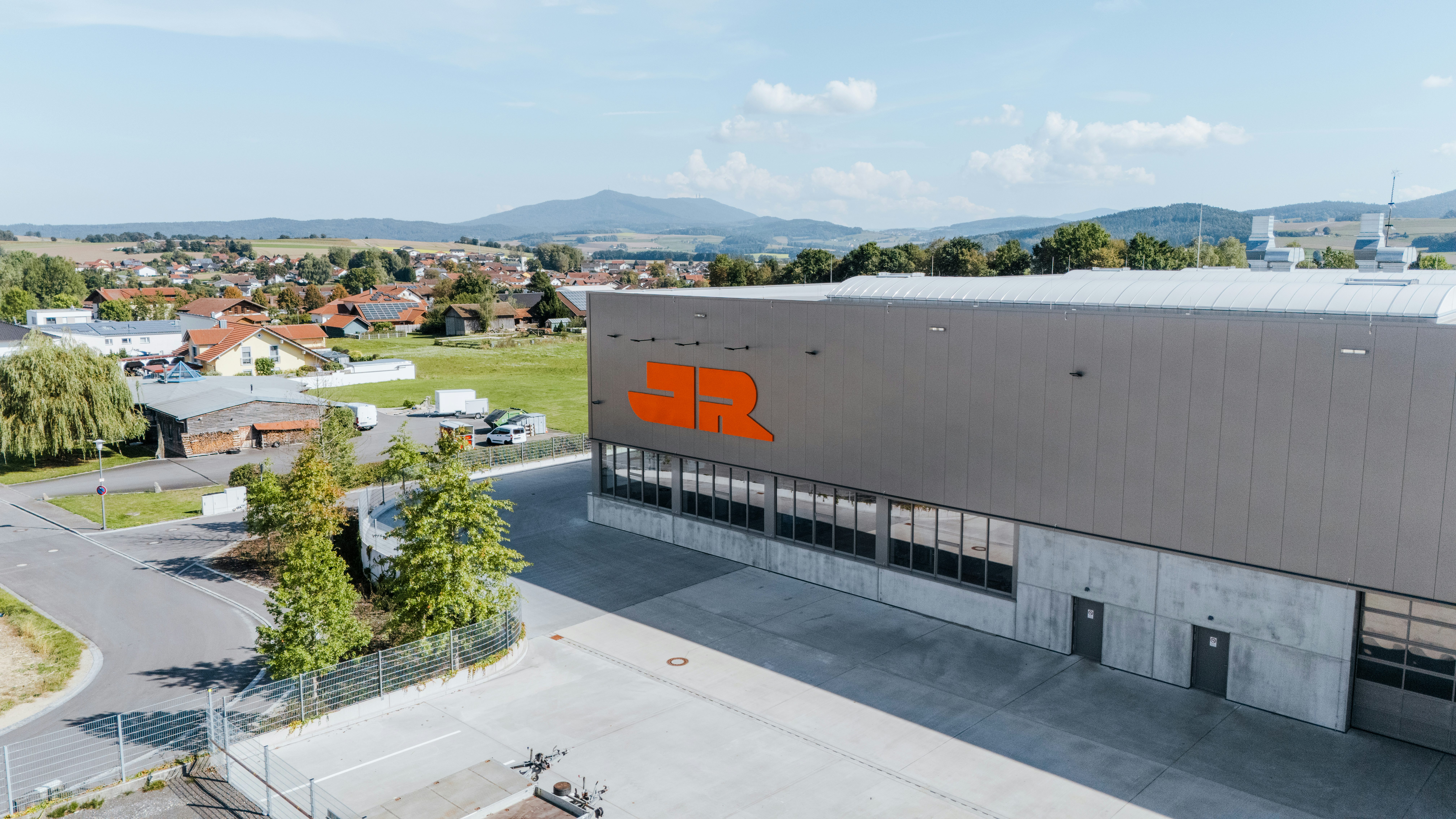 Werkstatt- und Logistikzentrum am Standort in Weiding von außen