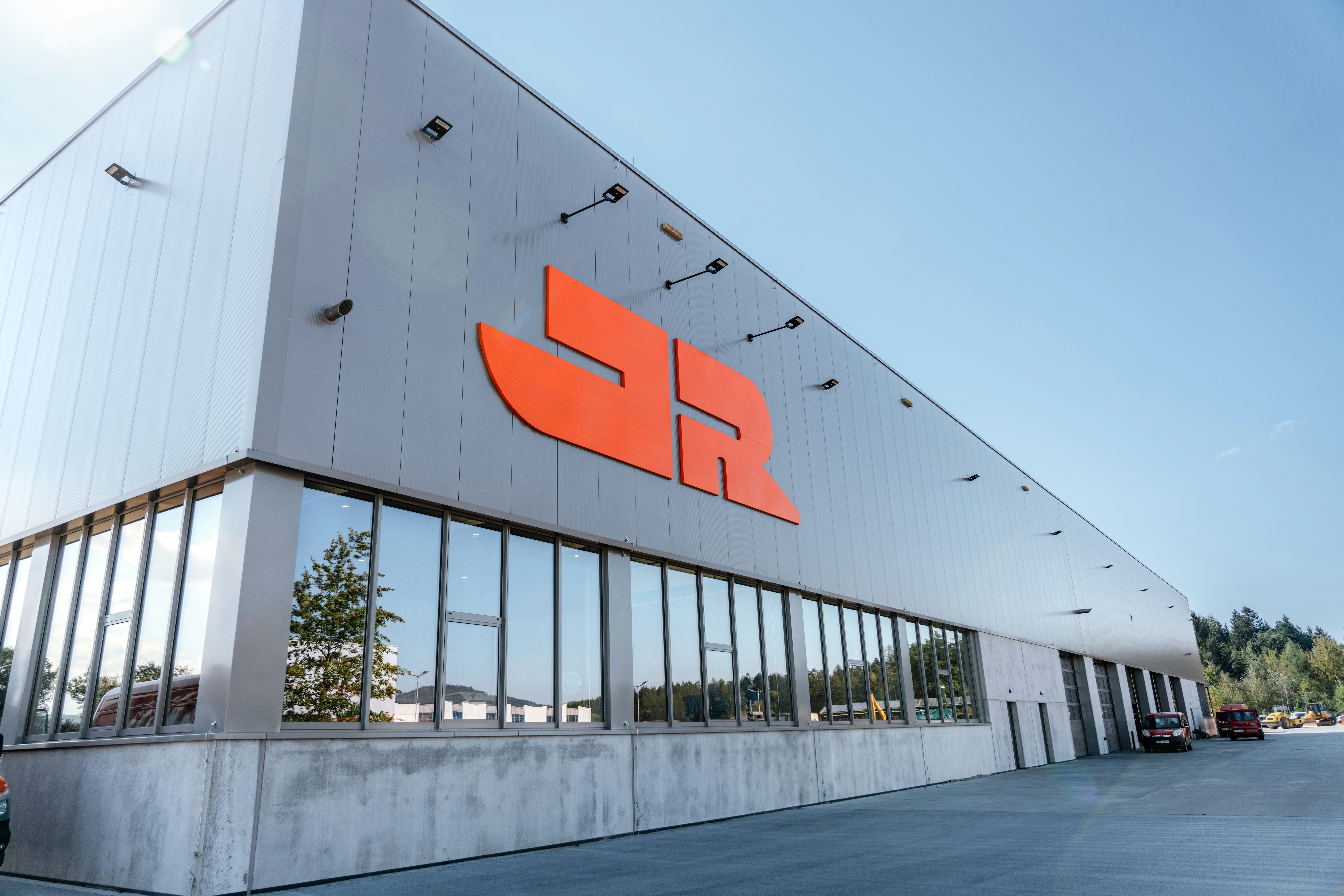 Fassade des Werkstatt- und Logistikzentrums in Weiding von außen