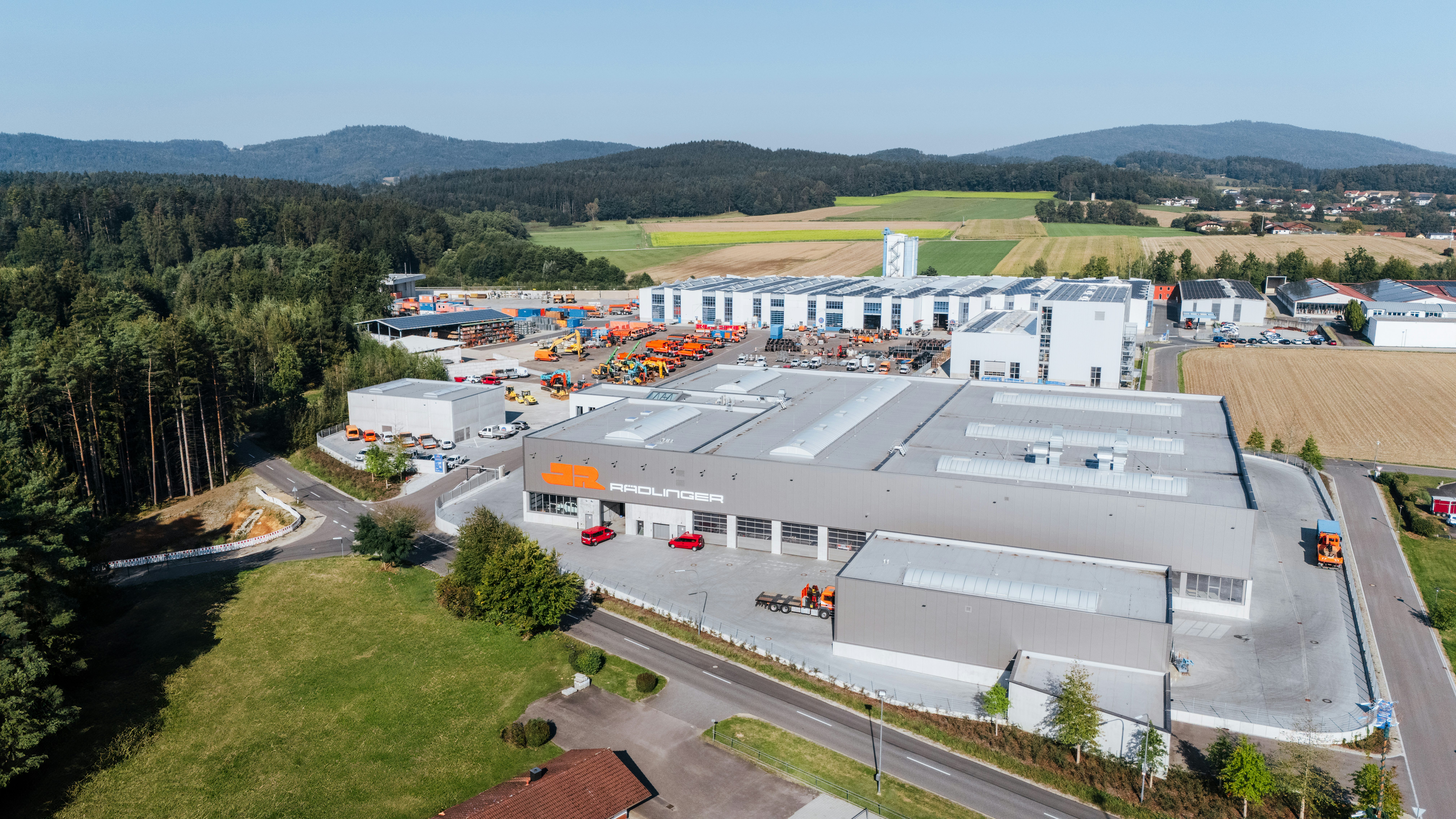Drohnenaufnahme des Gesamtbetriebsgeländes am JR Standort in Weiding