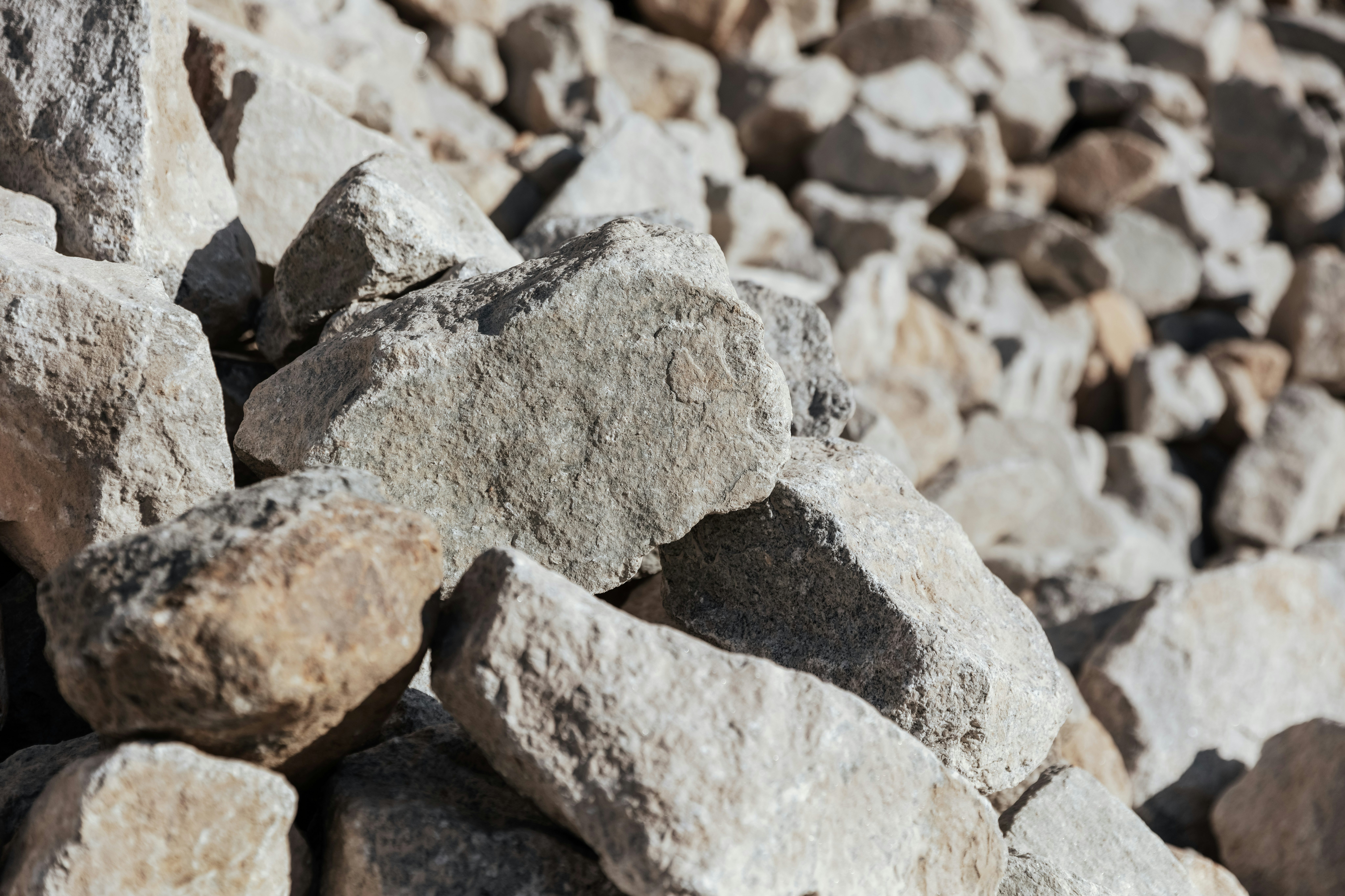 Nahaufnahme von mehrere Steinen, die auf einem Haufen liegen