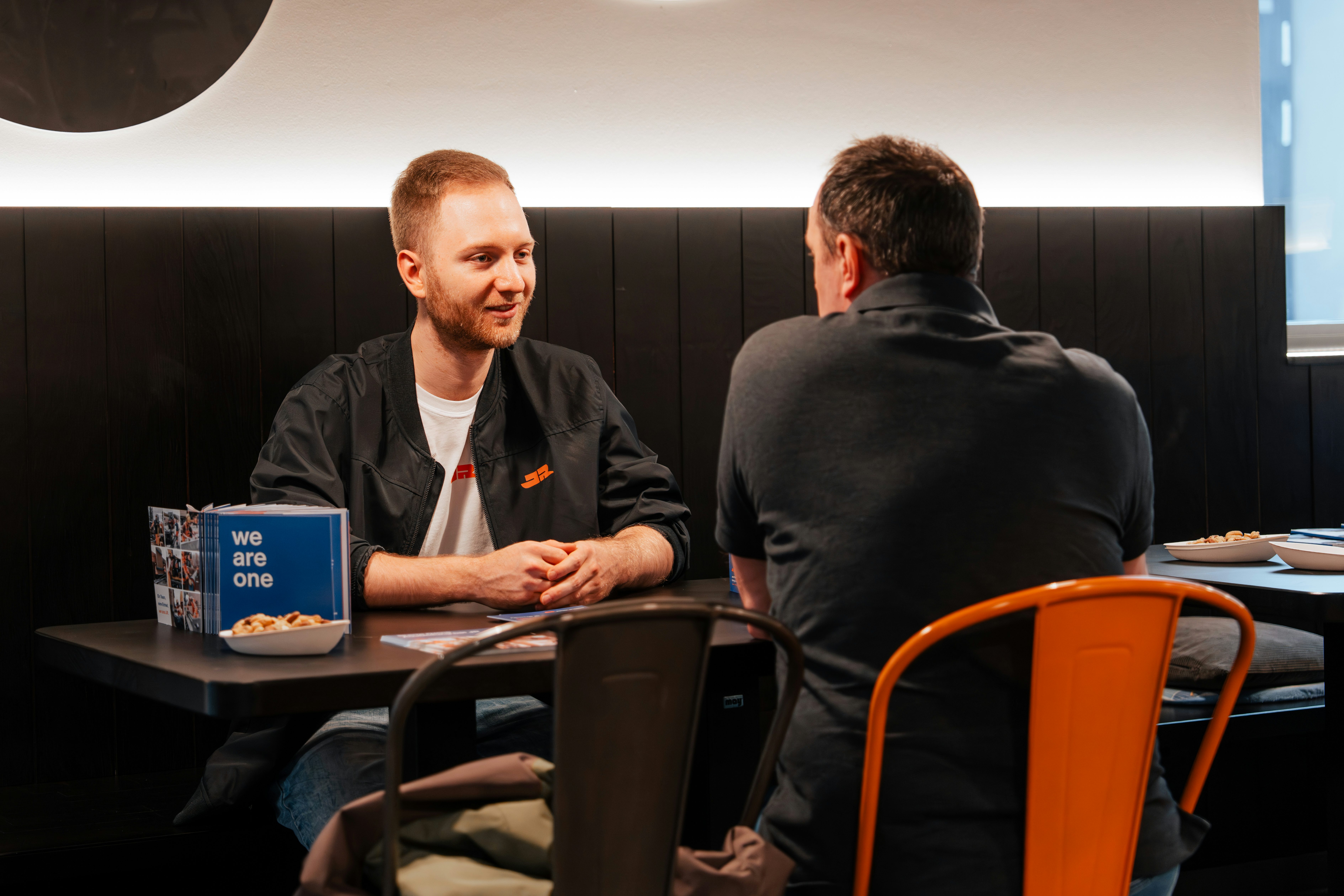 Beratungsgespräch mit einem Kollegen aus der Personalentwicklung