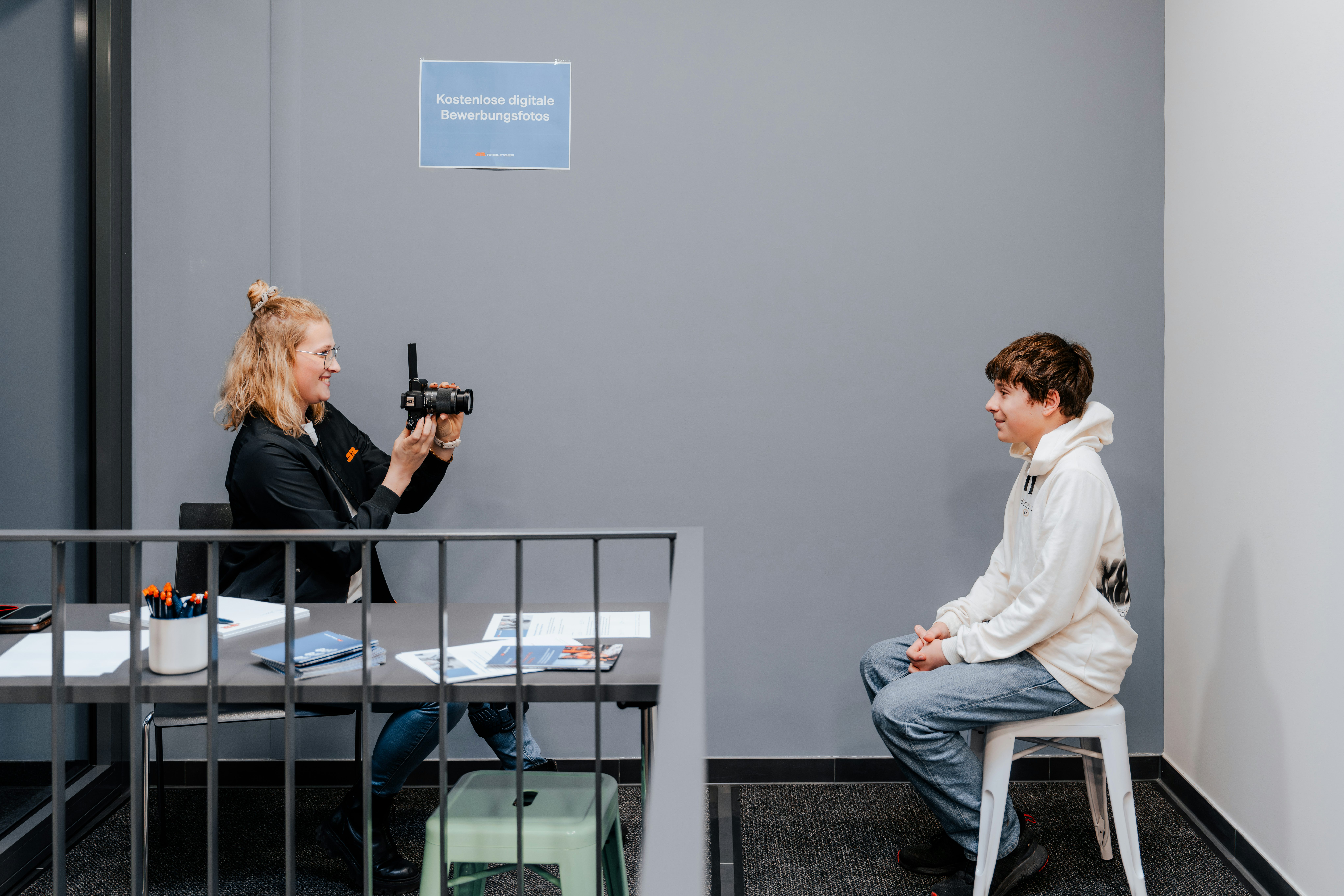 Die Besucher konnten kostenlose digitale Bewerbungsfotos vom JR Team erstellen lassen