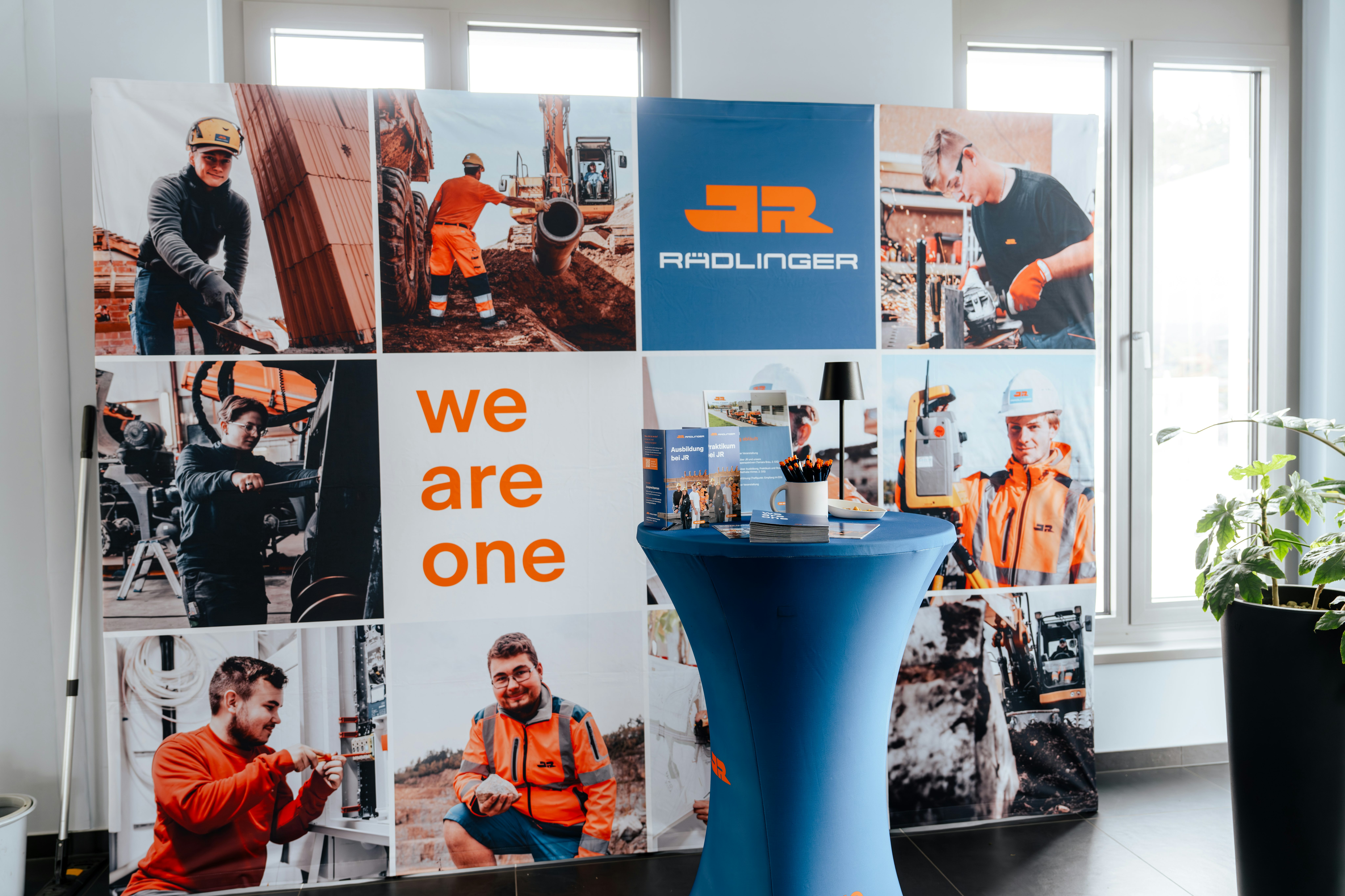 Im Foyer wurde mit einer großen Plakatwand auf den Berufsinfotag eingestimmt