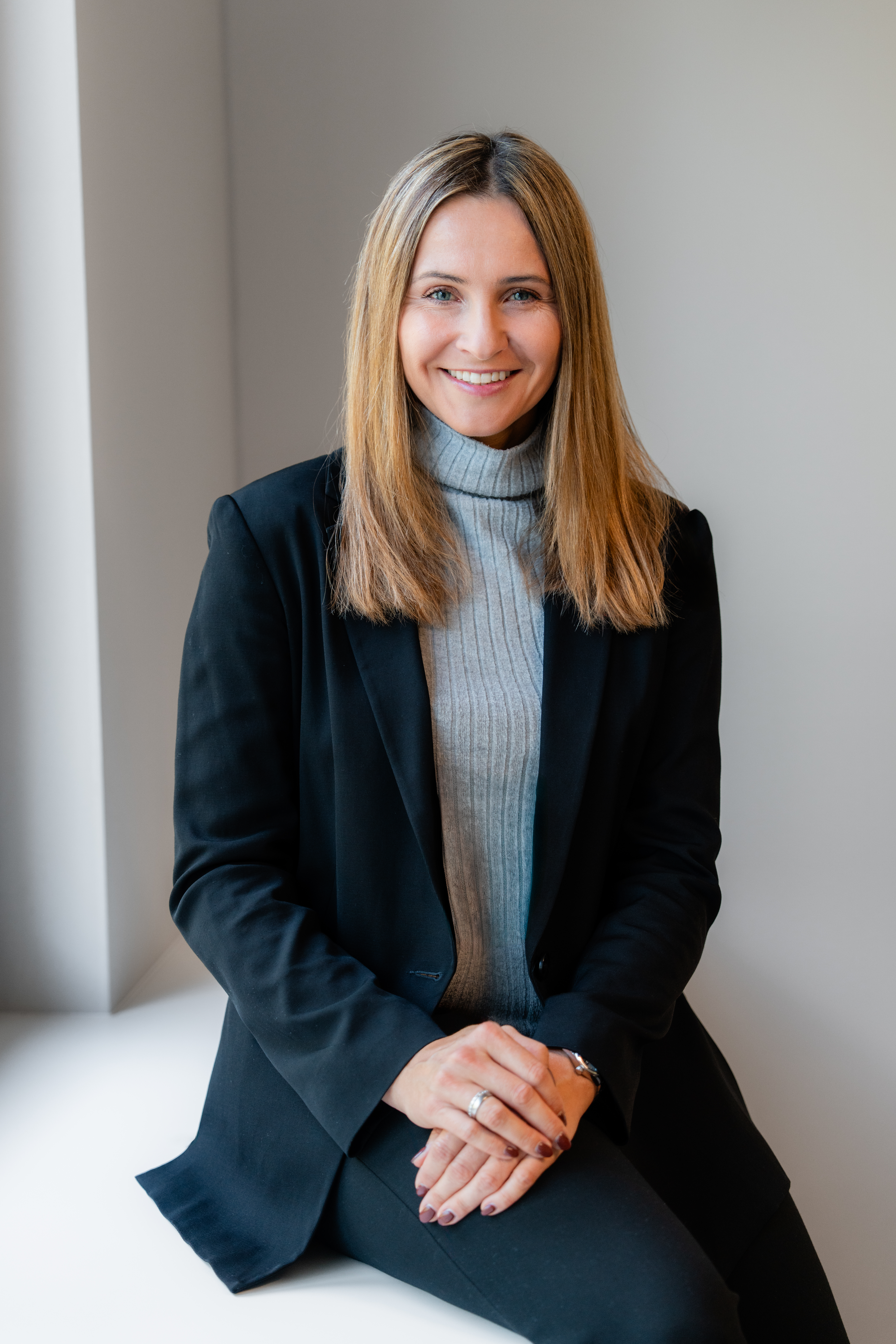 Portraitaufnahme von Marina Wallner, Abteilungsleiterin Finanzierung und Immobilienmanagement und Prokuristin der Josef Rädlinger Projektentwicklung GmbH