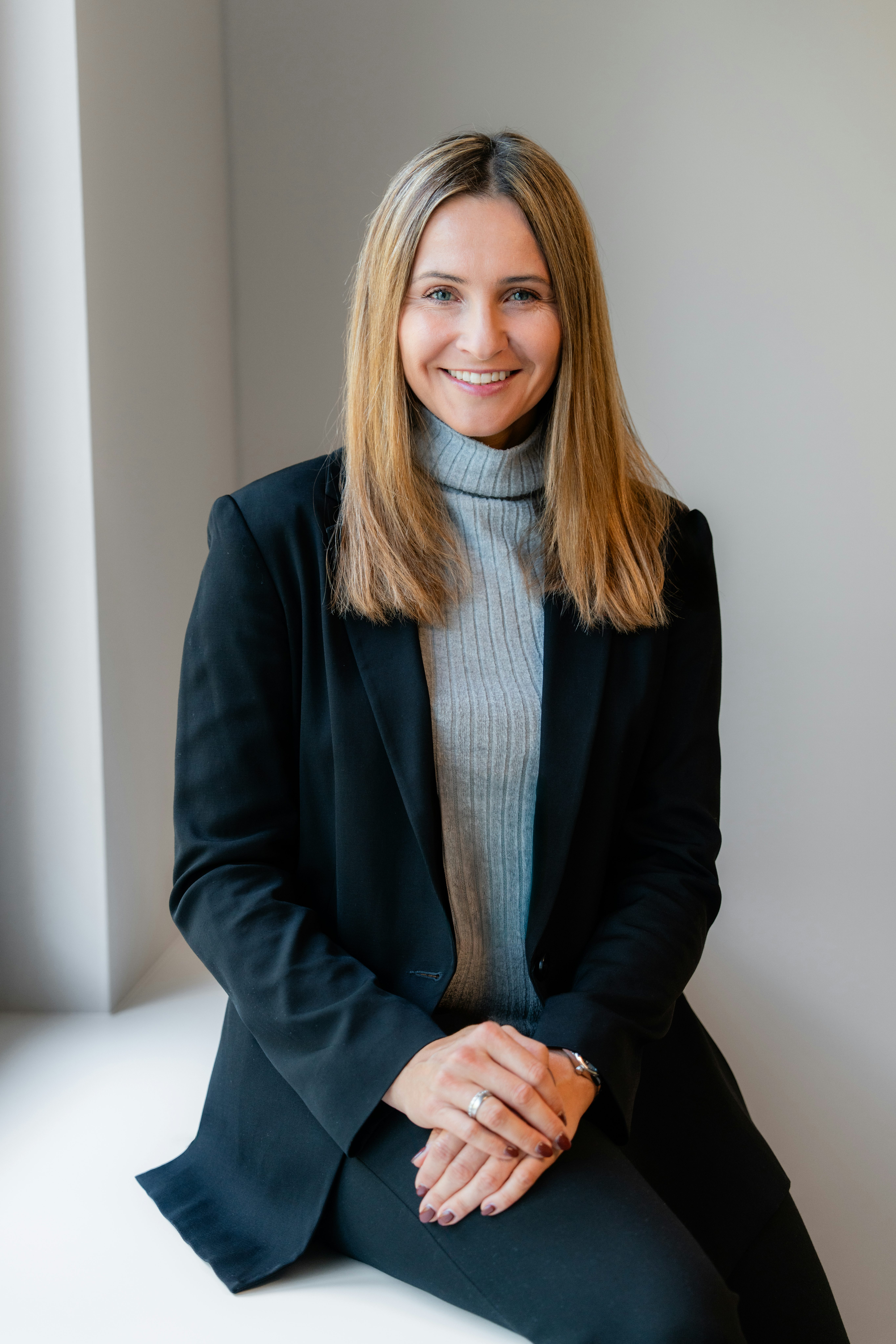Portraitaufnahme von Marina Wallner, Abteilungsleiterin Finanzierung und Immobilienmanagement und Prokuristin der Josef Rädlinger Projektentwicklung GmbH