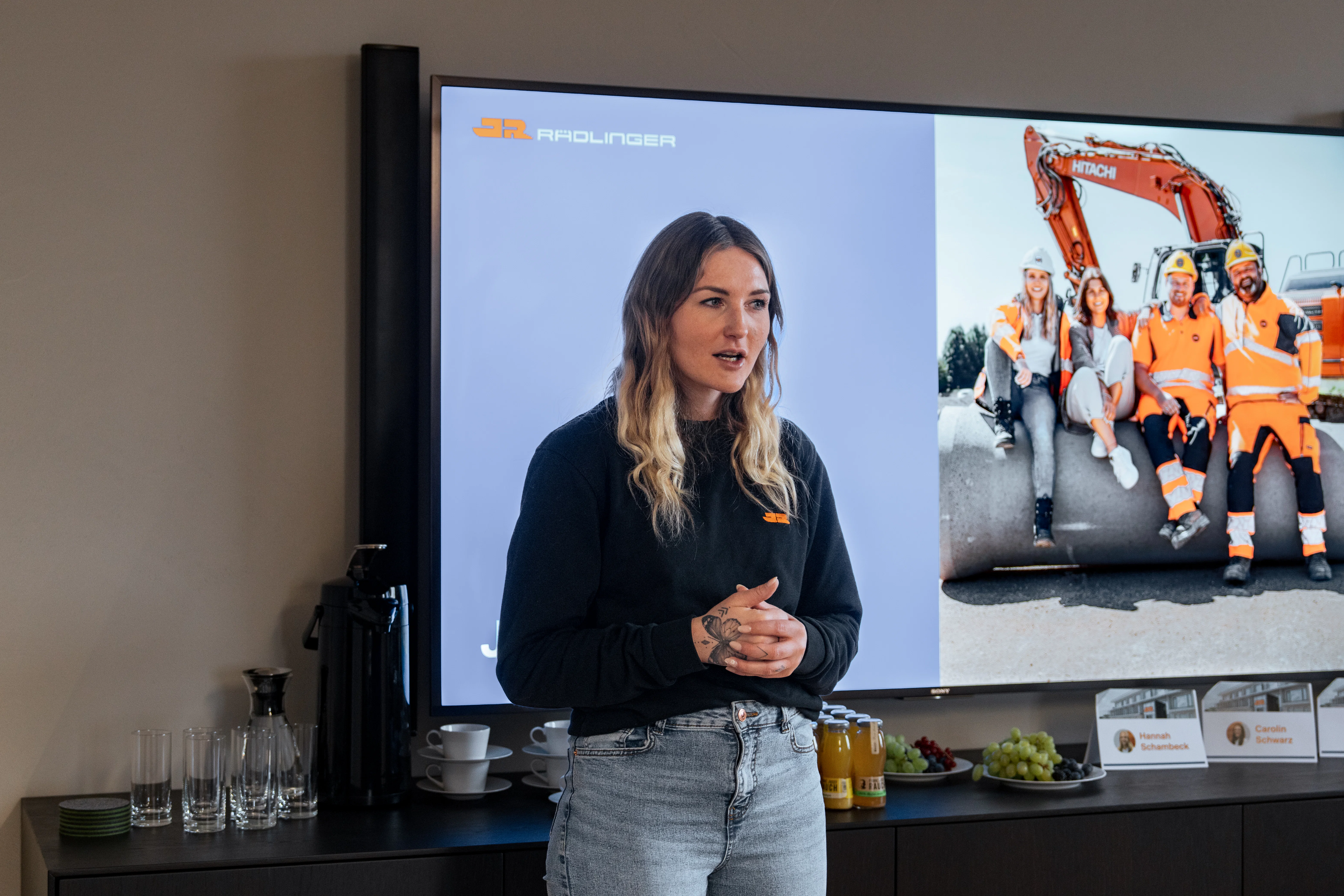 Ausbildungsbetreuerin Nathalie Hirmer präsentiert JR im Rahmen eines Vortrags