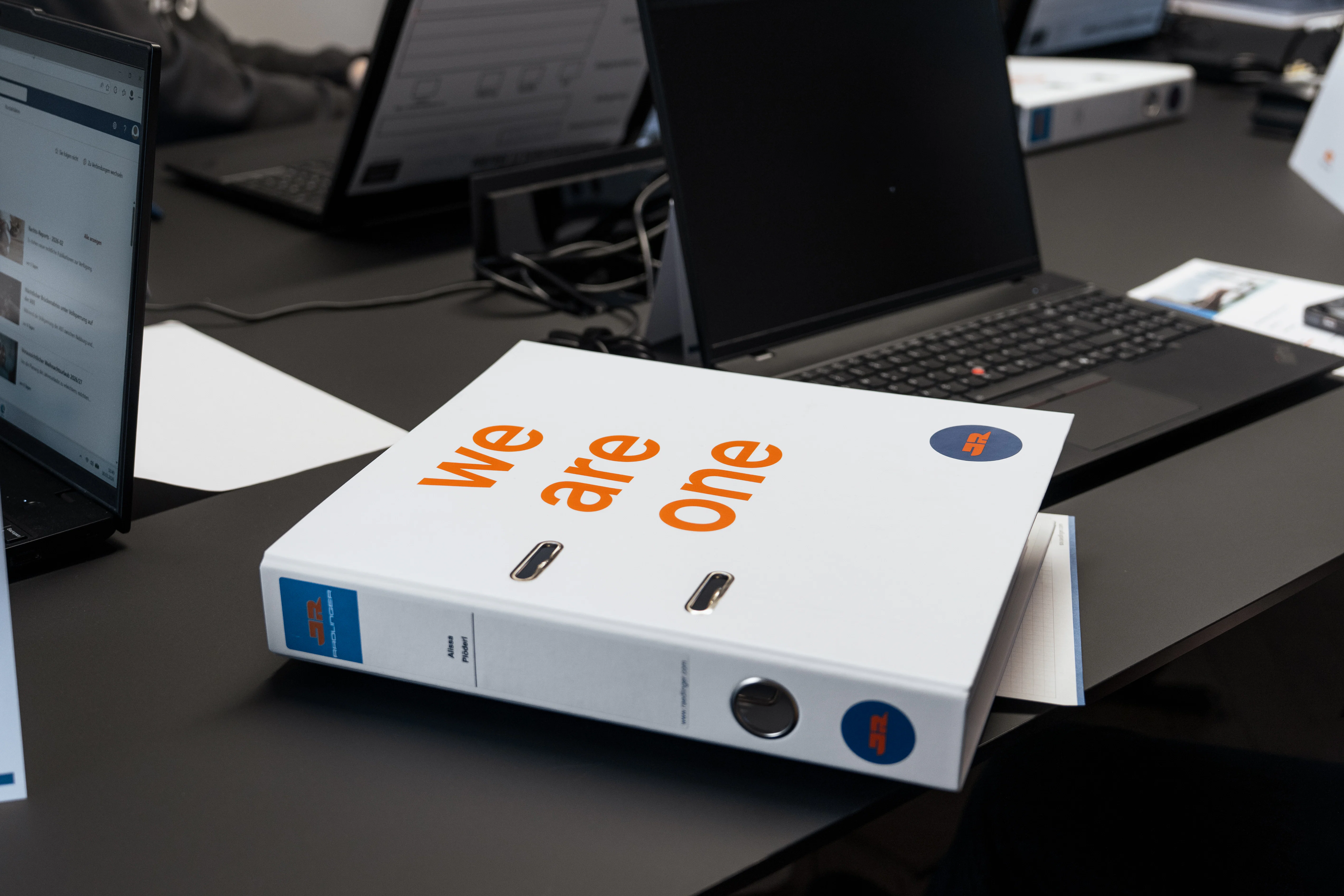 Ordner mit der Aufschrift "we are one" mit wichtigen Unterlagen für das Praktikum