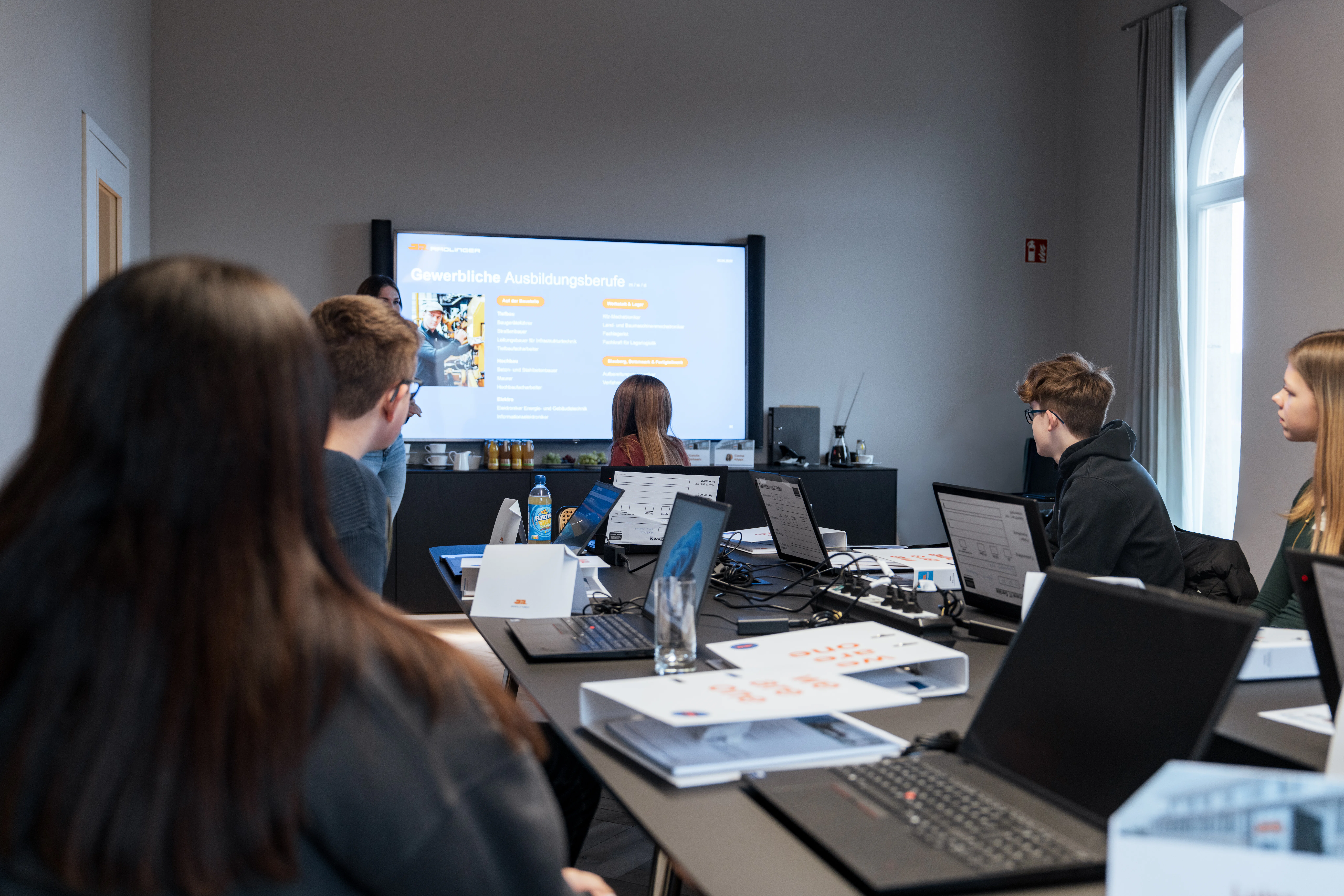 Die Praktikanten folgend interessiert dem Vortrag zu den gewerblichen Ausbildungsberufen