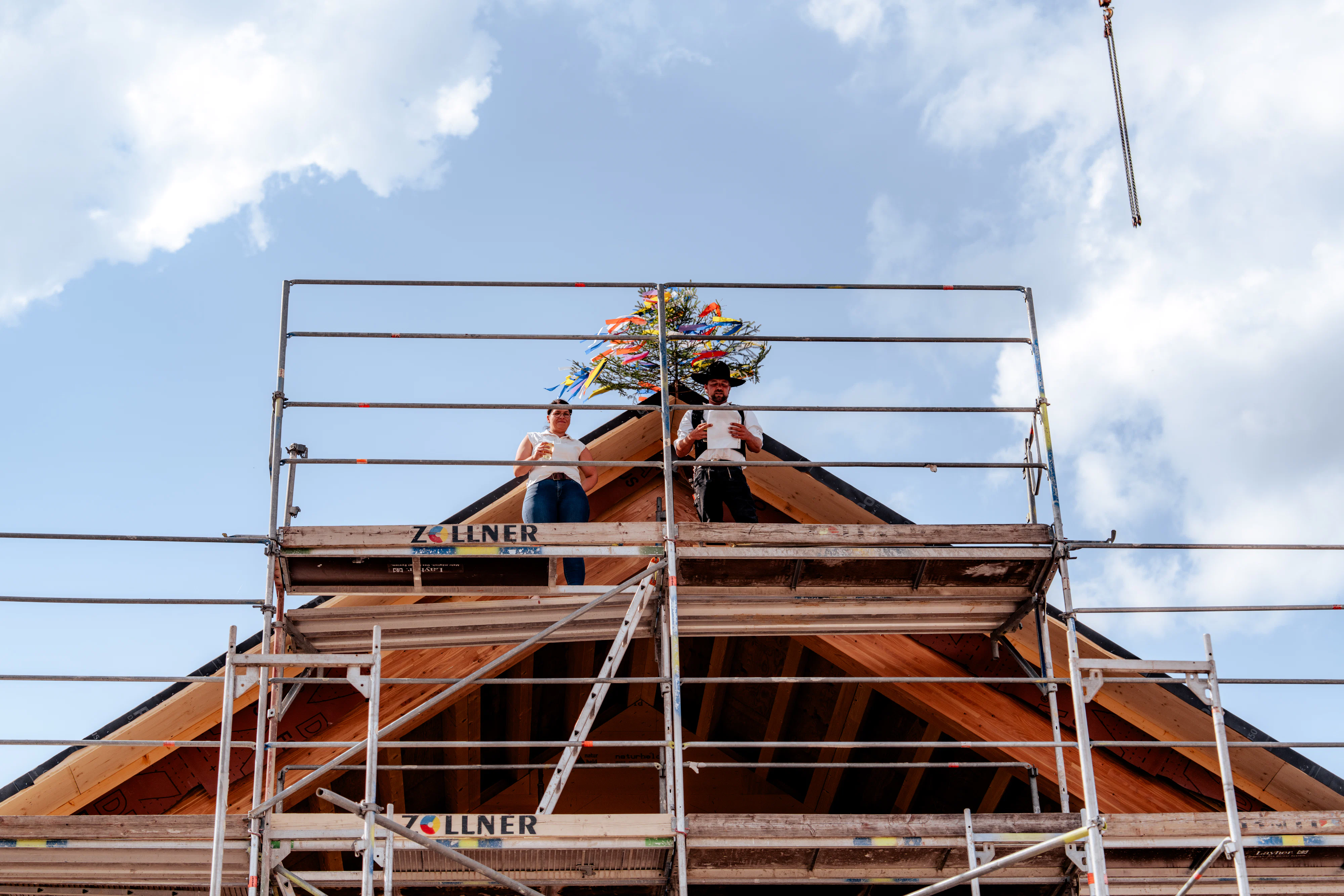 Auf dem Dachstuhl wird der Richtspurch verlesen