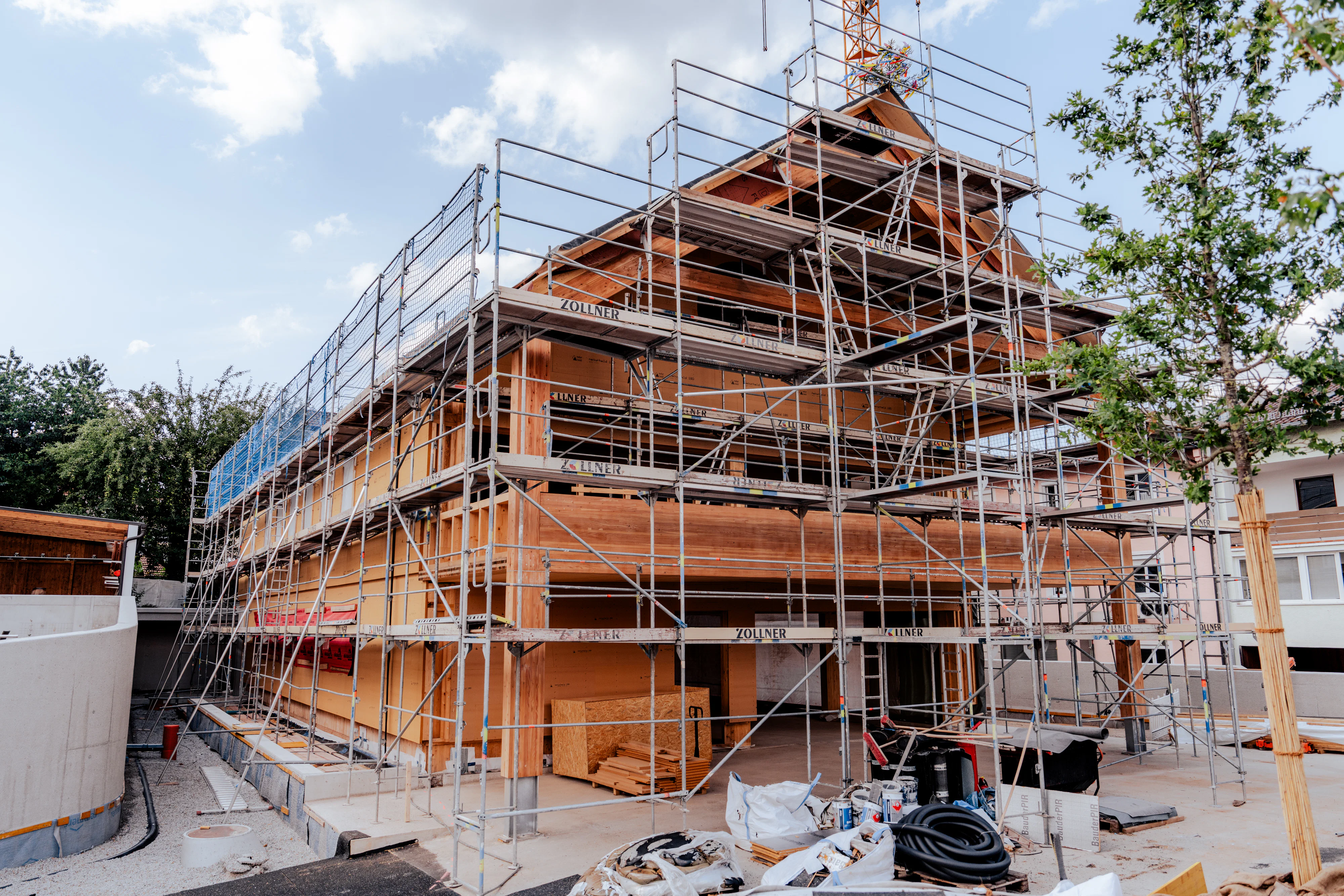 Fassade der Bibliothek verhüllt vom Baugerüst