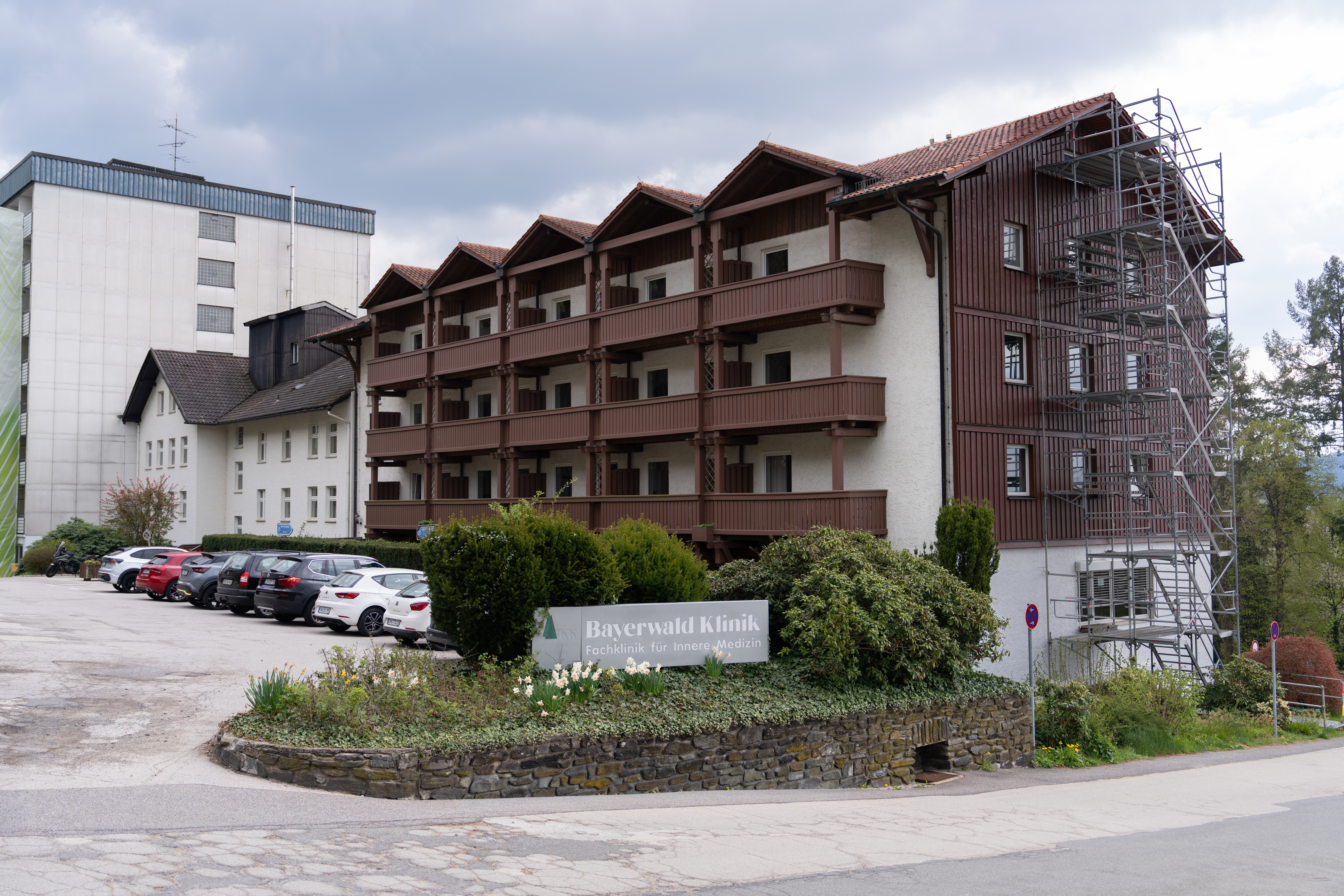Außenaufnahme der Bayerwald-Klinik in Windischbergerdorf im April 2026
