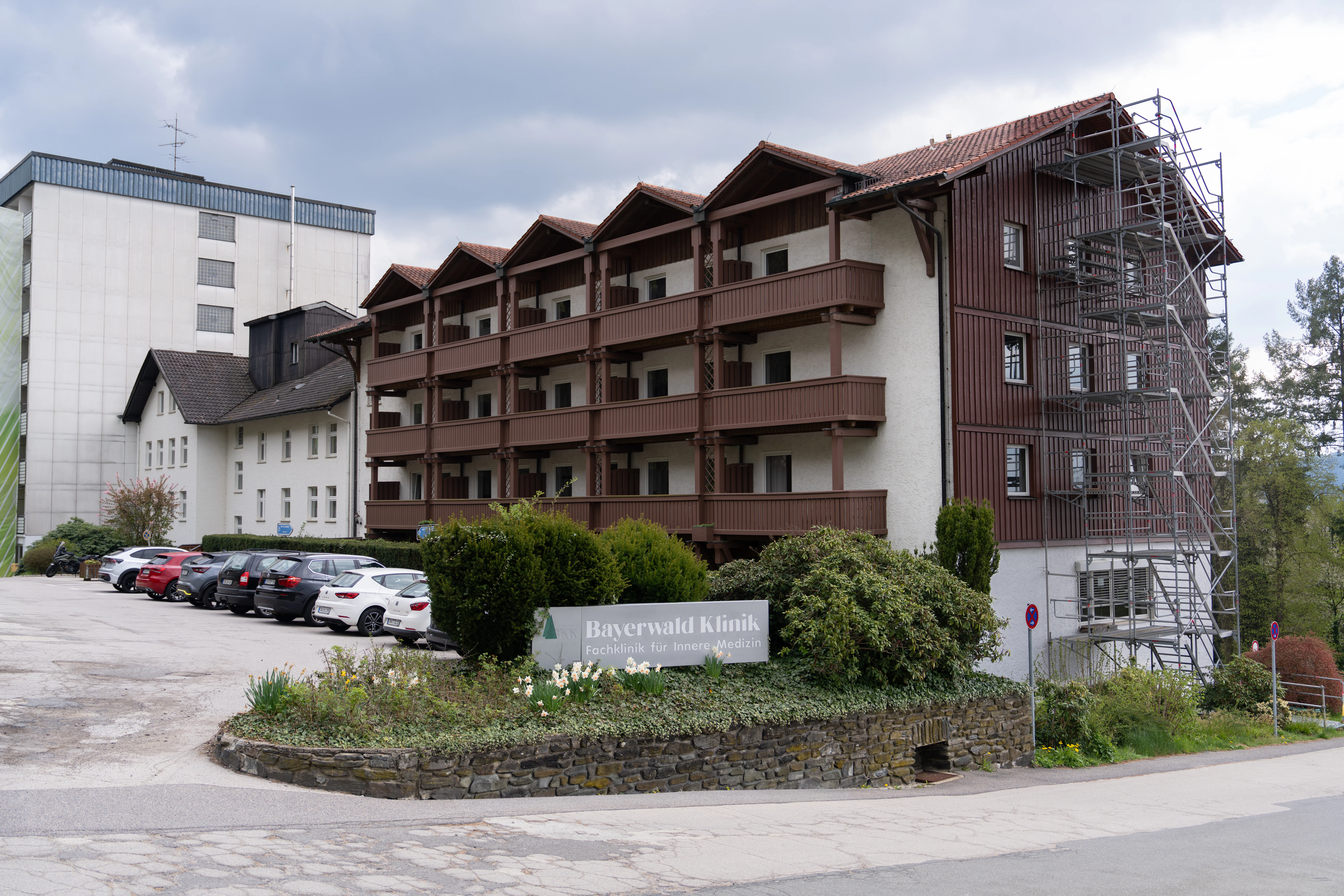 Außenaufnahme der Bayerwald-Klinik in Windischbergerdorf im April 2026