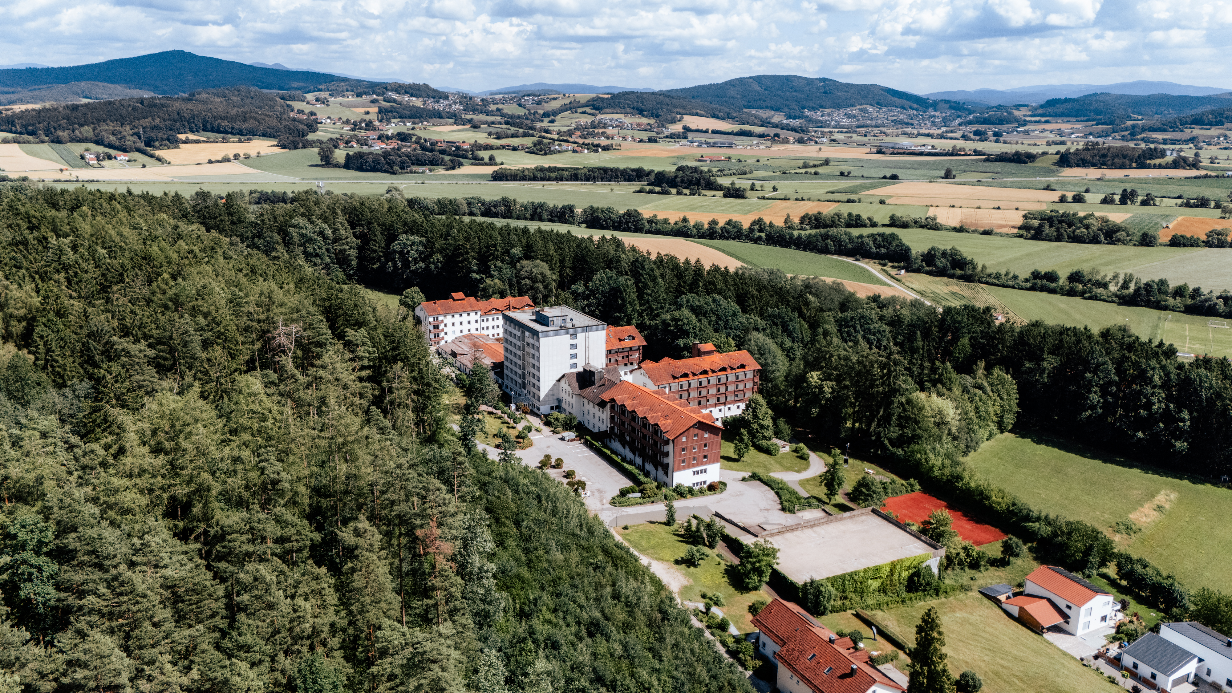 Drohnenaufnahme der Bayerwald-Klinik in Windischbergerdorf im Juli 2026