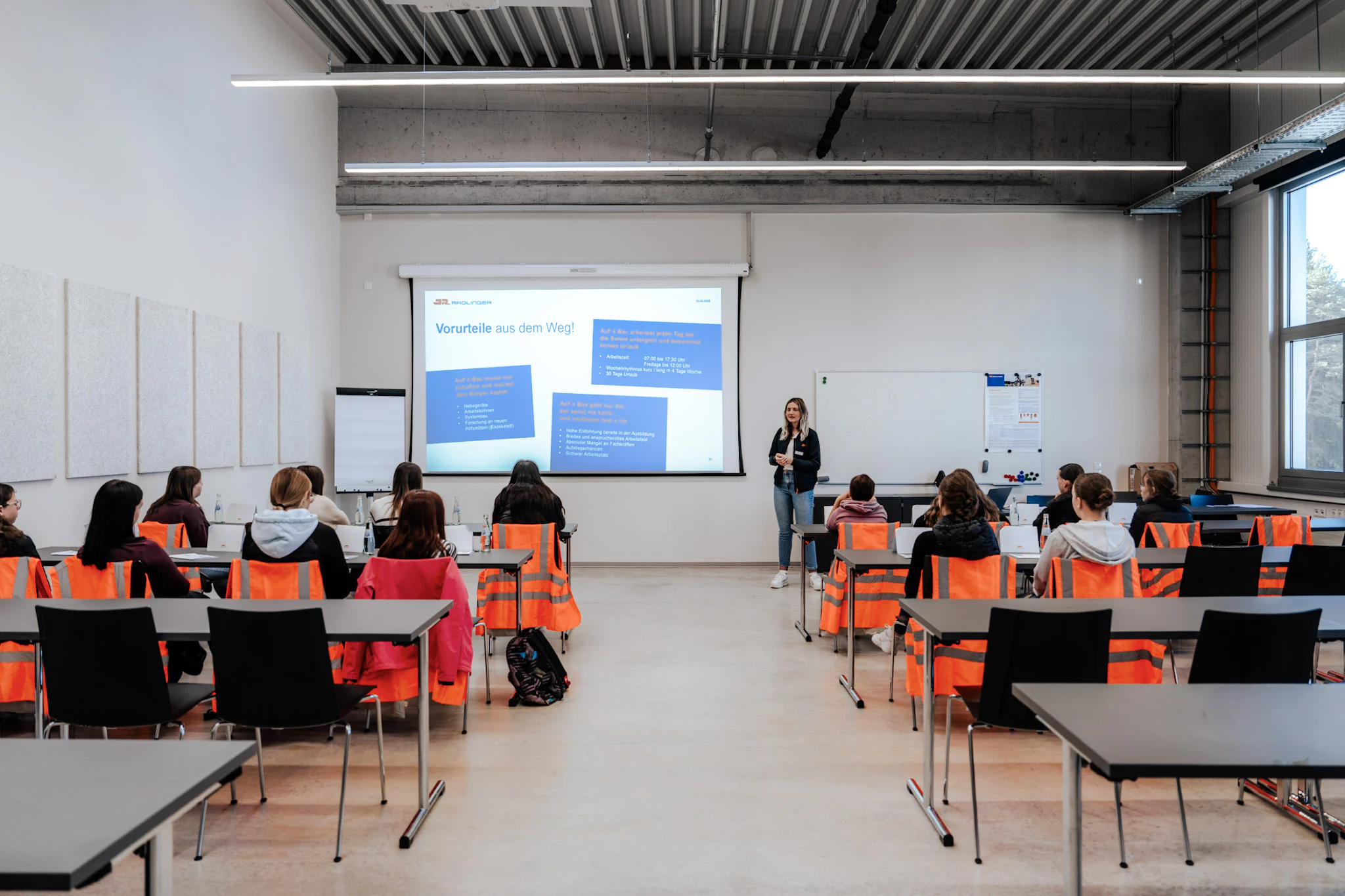 Girls’ Day bei JR: Eine Gruppe von Schülerinnen blickt neugierig hinter die Kulissen, lernt verschiedene Arbeitsbereiche kennen und sammelt erste praktische Erfahrungen in einem modernen Unternehmensumfeld.