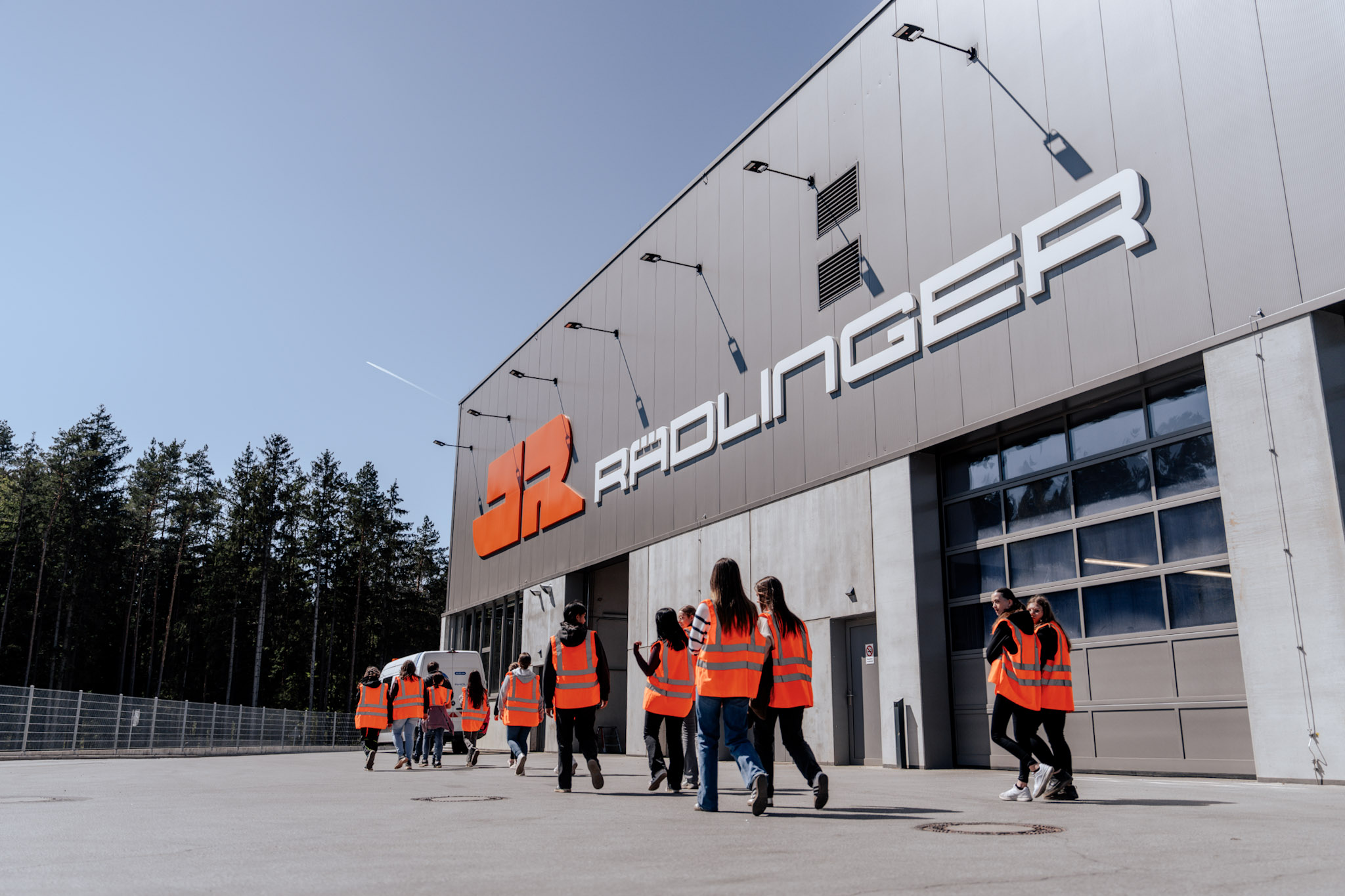 Girls’ Day bei JR: Eine Gruppe von Schülerinnen blickt neugierig hinter die Kulissen, lernt verschiedene Arbeitsbereiche kennen und sammelt erste praktische Erfahrungen in einem modernen Unternehmensumfeld.