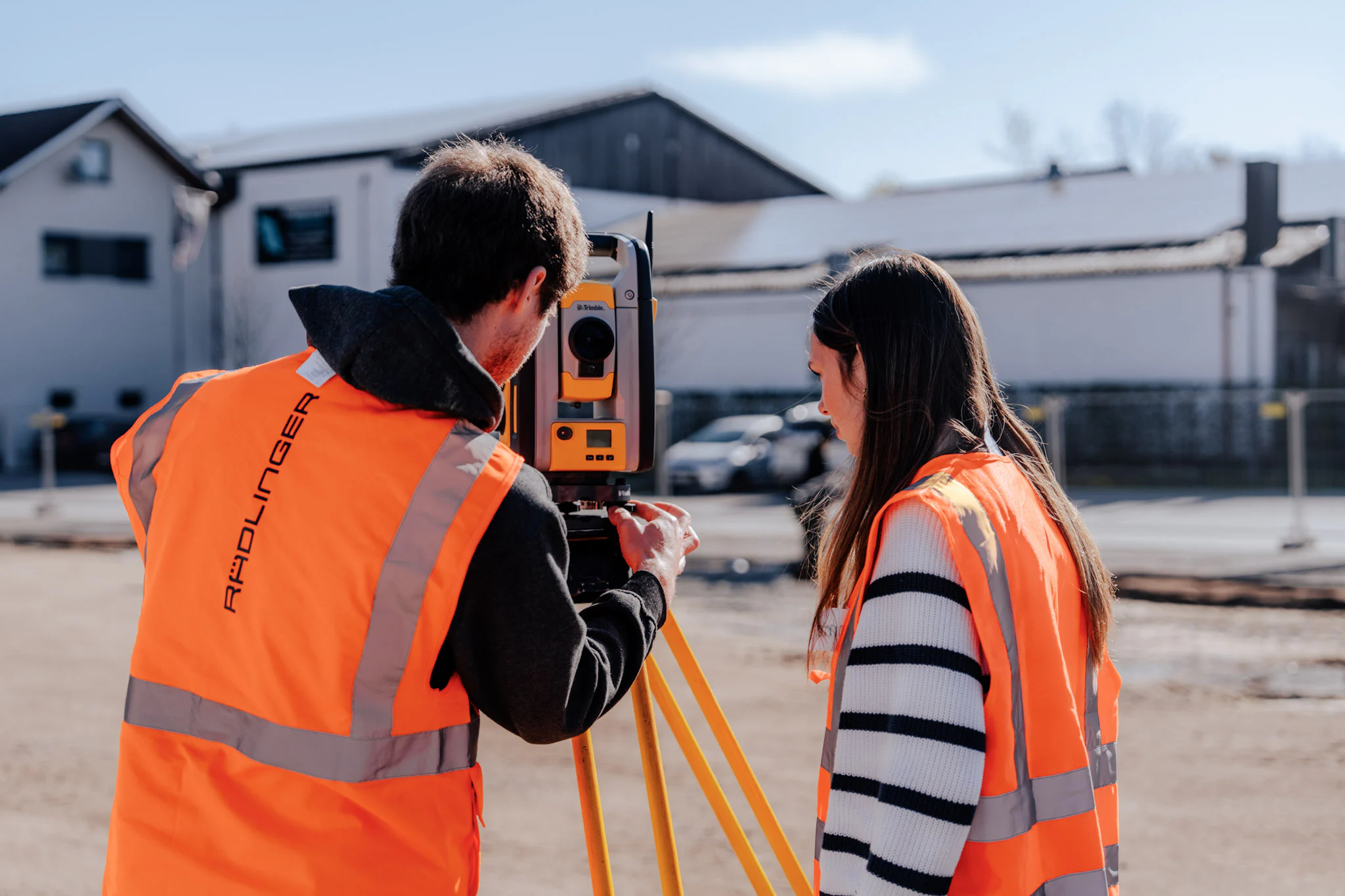 Girls’ Day bei JR: Eine Gruppe von Schülerinnen blickt neugierig hinter die Kulissen, lernt verschiedene Arbeitsbereiche kennen und sammelt erste praktische Erfahrungen in einem modernen Unternehmensumfeld.