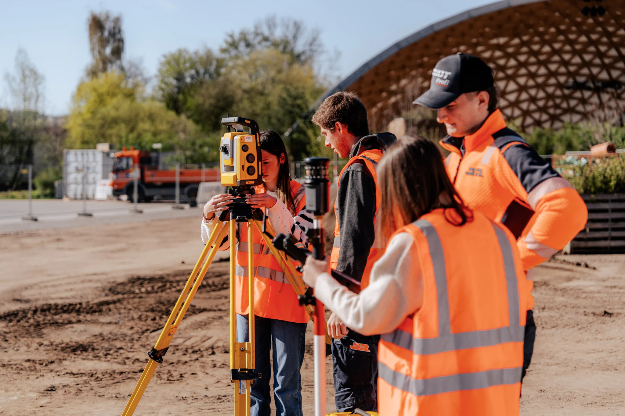 Girls’ Day bei JR: Eine Gruppe von Schülerinnen blickt neugierig hinter die Kulissen, lernt verschiedene Arbeitsbereiche kennen und sammelt erste praktische Erfahrungen in einem modernen Unternehmensumfeld.