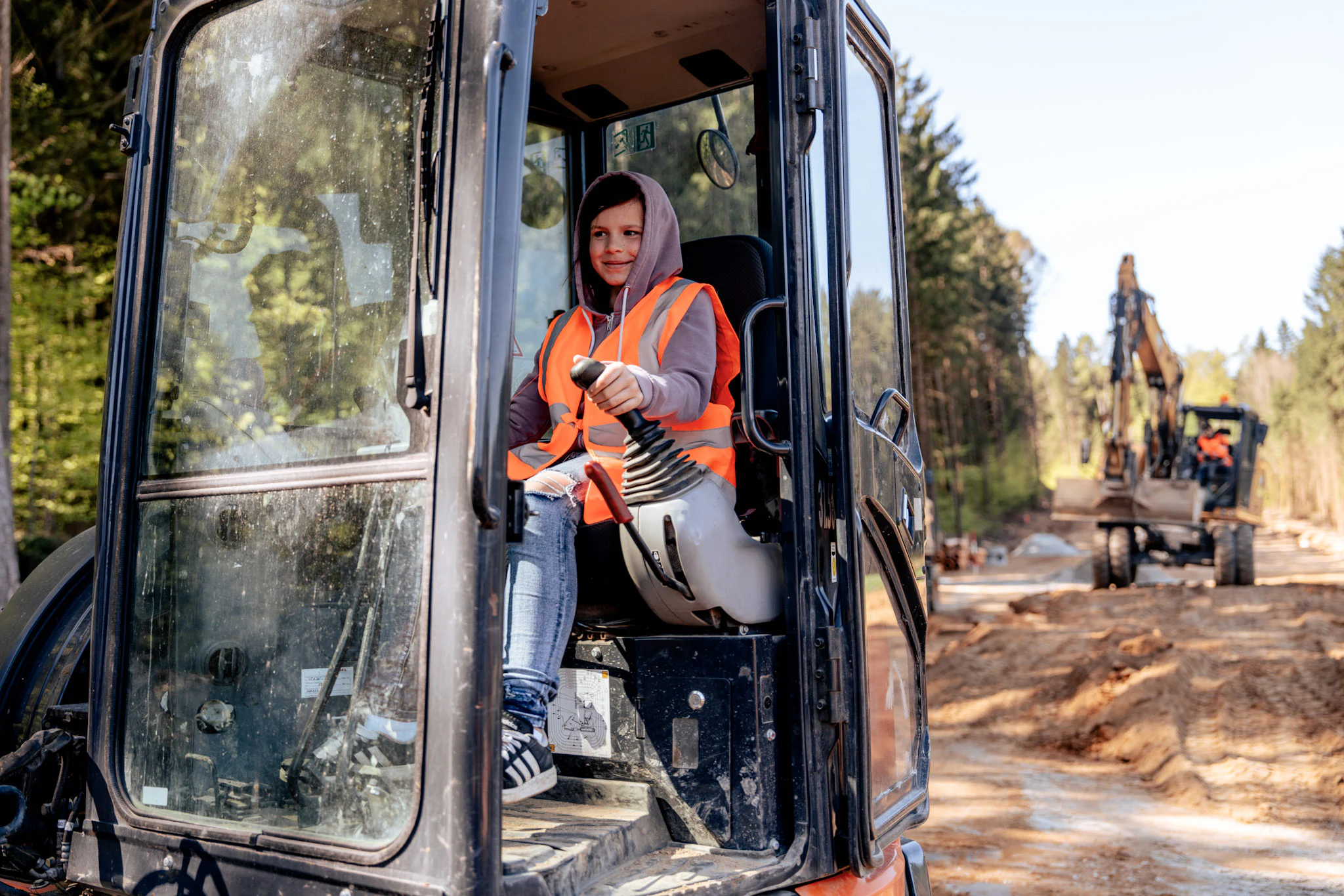 Girls’ Day bei JR: Eine Gruppe von Schülerinnen blickt neugierig hinter die Kulissen, lernt verschiedene Arbeitsbereiche kennen und sammelt erste praktische Erfahrungen in einem modernen Unternehmensumfeld.