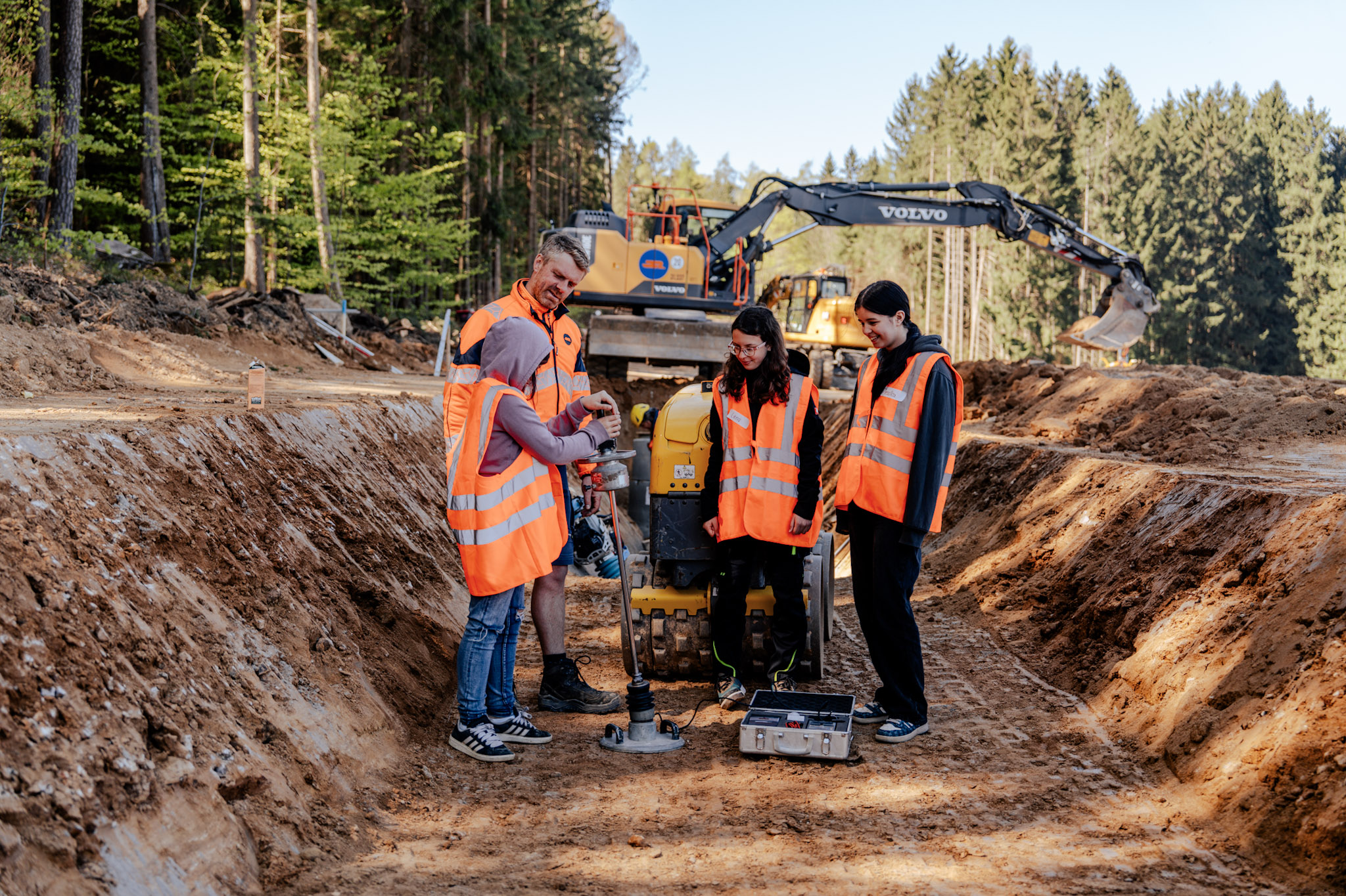 Girls’ Day bei JR: Eine Gruppe von Schülerinnen blickt neugierig hinter die Kulissen, lernt verschiedene Arbeitsbereiche kennen und sammelt erste praktische Erfahrungen in einem modernen Unternehmensumfeld.
