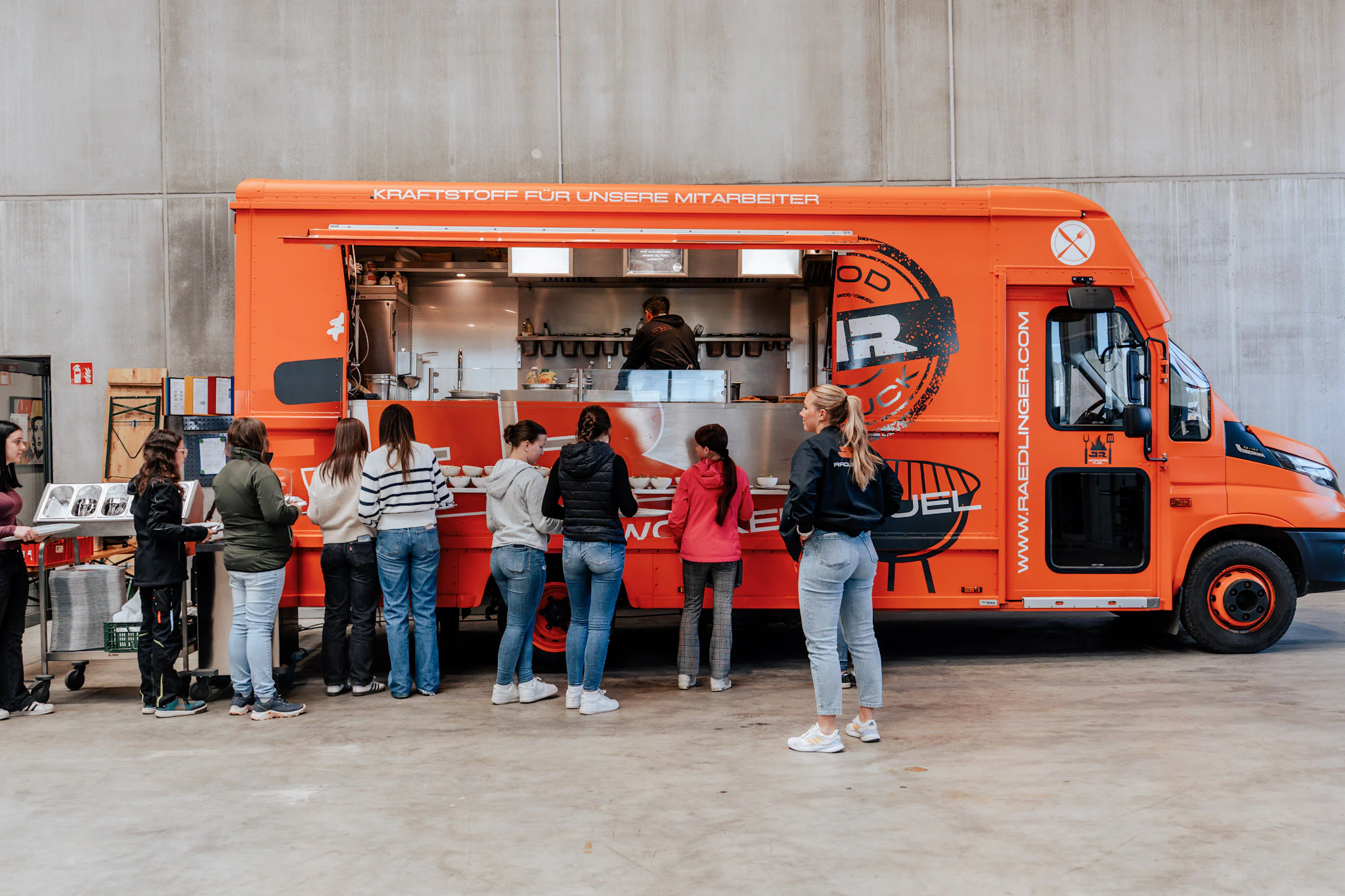 Girls’ Day bei JR: Eine Gruppe von Schülerinnen blickt neugierig hinter die Kulissen, lernt verschiedene Arbeitsbereiche kennen und sammelt erste praktische Erfahrungen in einem modernen Unternehmensumfeld.