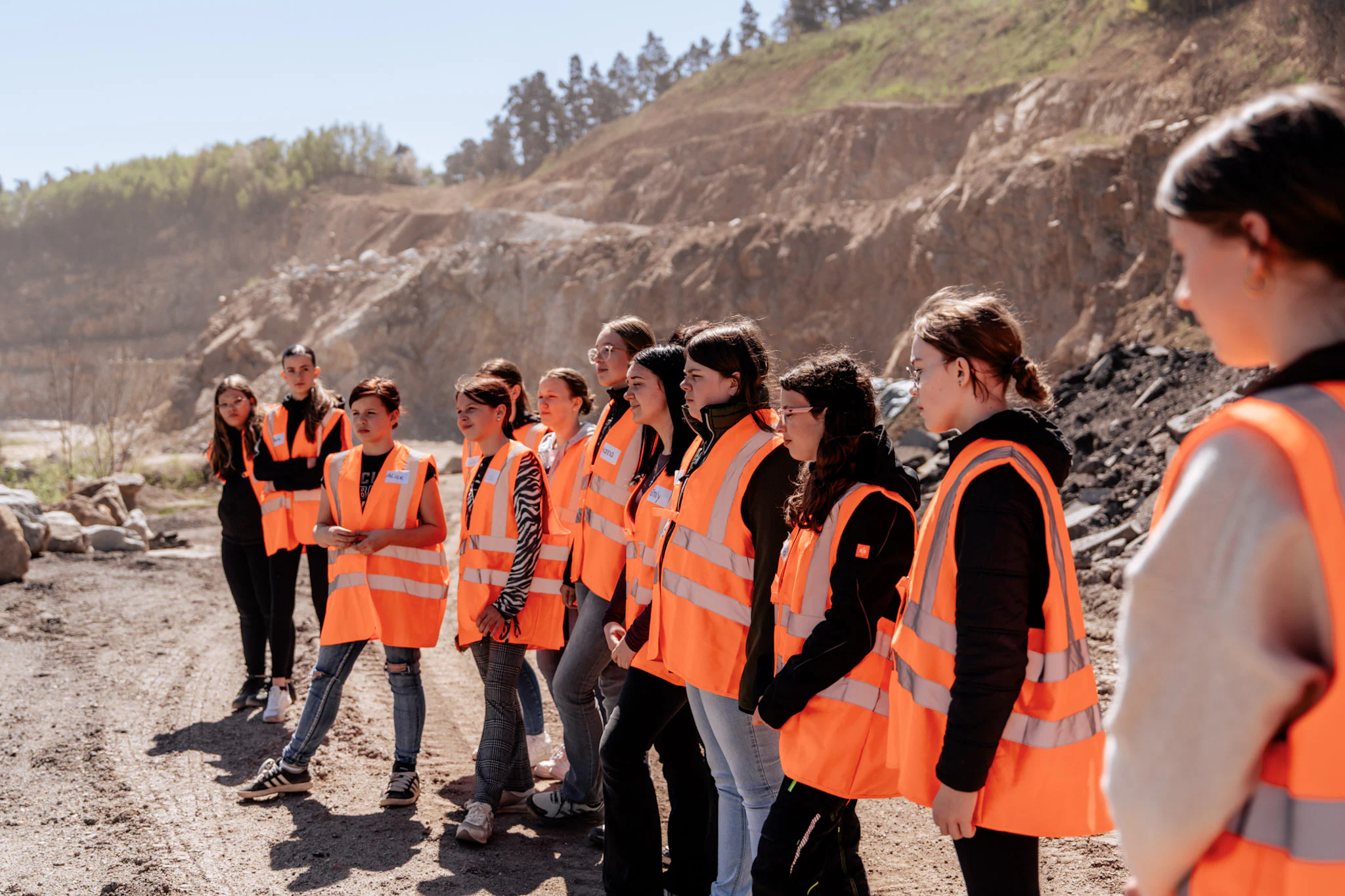 Girls’ Day bei JR: Eine Gruppe von Schülerinnen blickt neugierig hinter die Kulissen, lernt verschiedene Arbeitsbereiche kennen und sammelt erste praktische Erfahrungen in einem modernen Unternehmensumfeld.