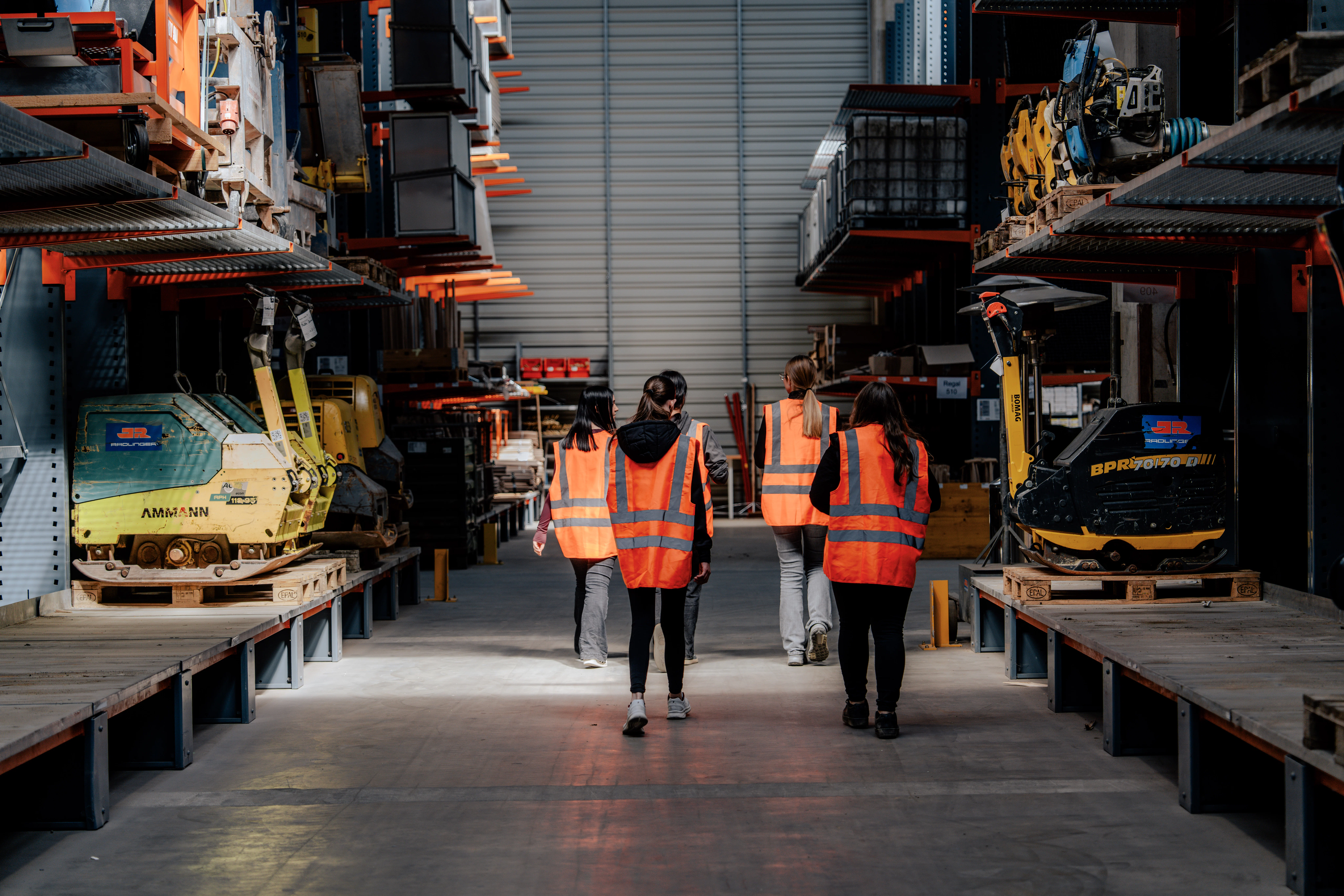 Girls’ Day bei JR: Eine Gruppe von Schülerinnen blickt neugierig hinter die Kulissen, lernt verschiedene Arbeitsbereiche kennen und sammelt erste praktische Erfahrungen in einem modernen Unternehmensumfeld.