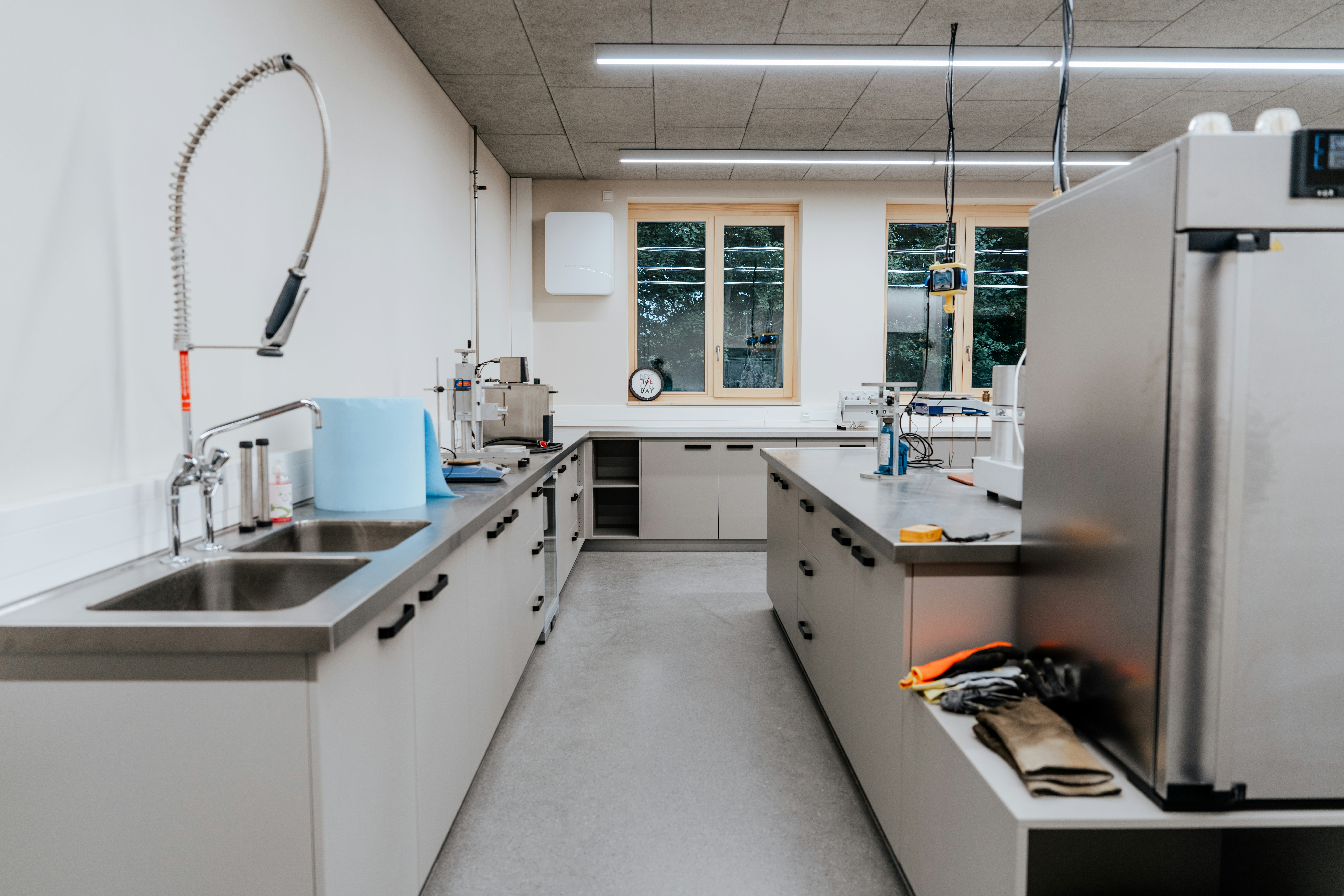 Großer Prüfraum mit Messutensilien und Waschbecken