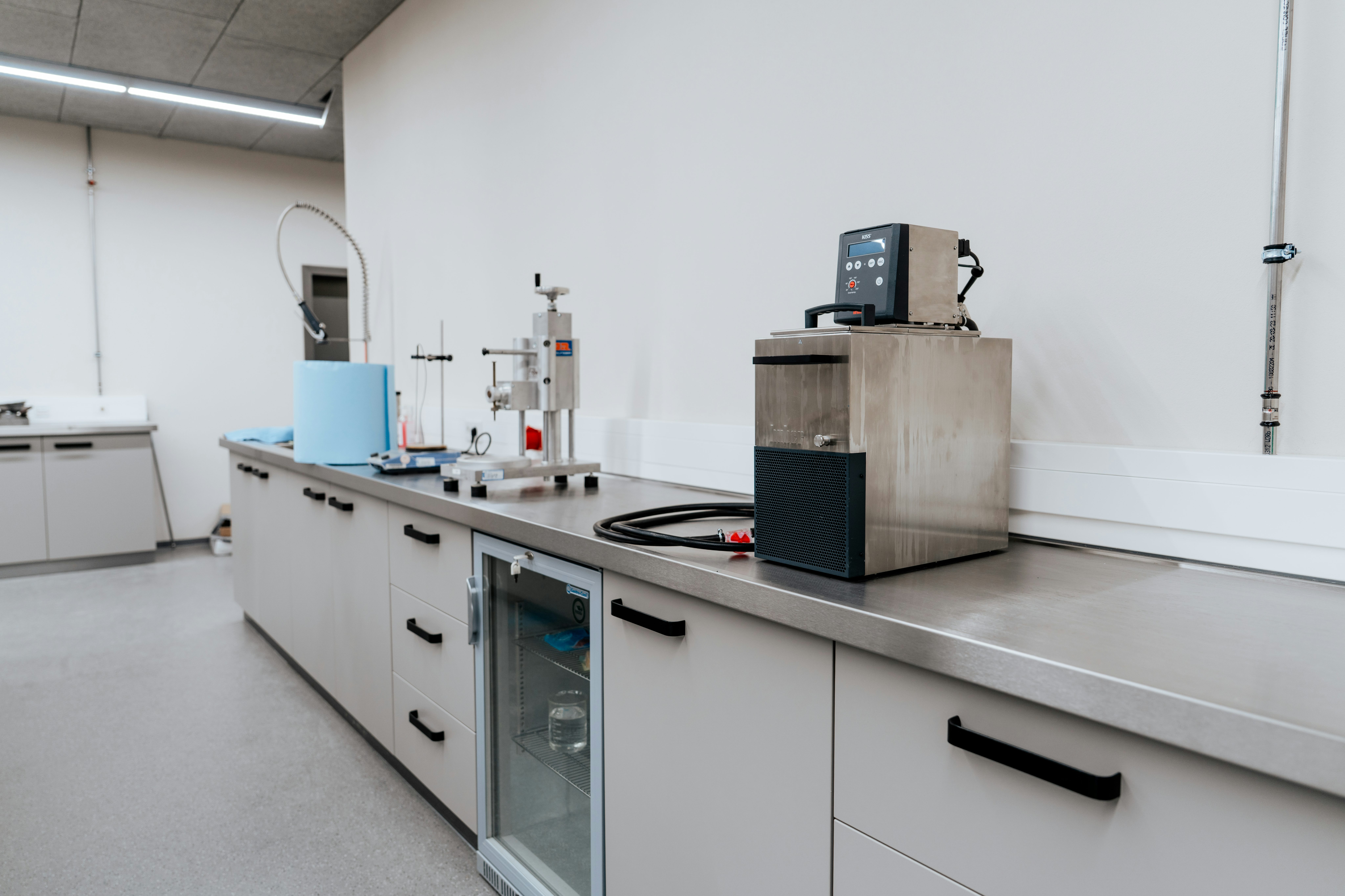 Verschiedene Messgeräte stehen aneinandergereiht auf dem Labortisch