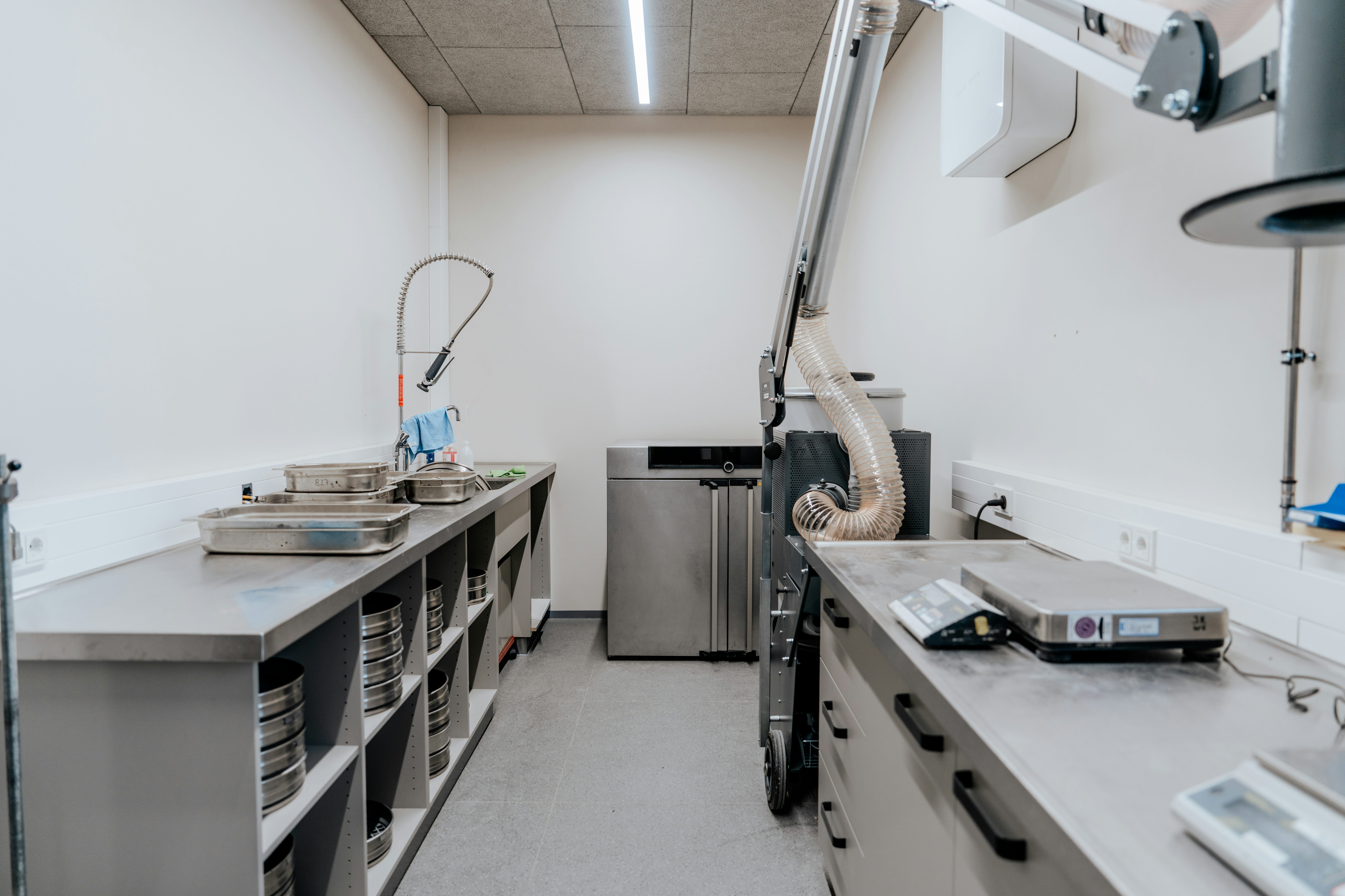 Bild vom Versuchslabor mit Abluftanlage