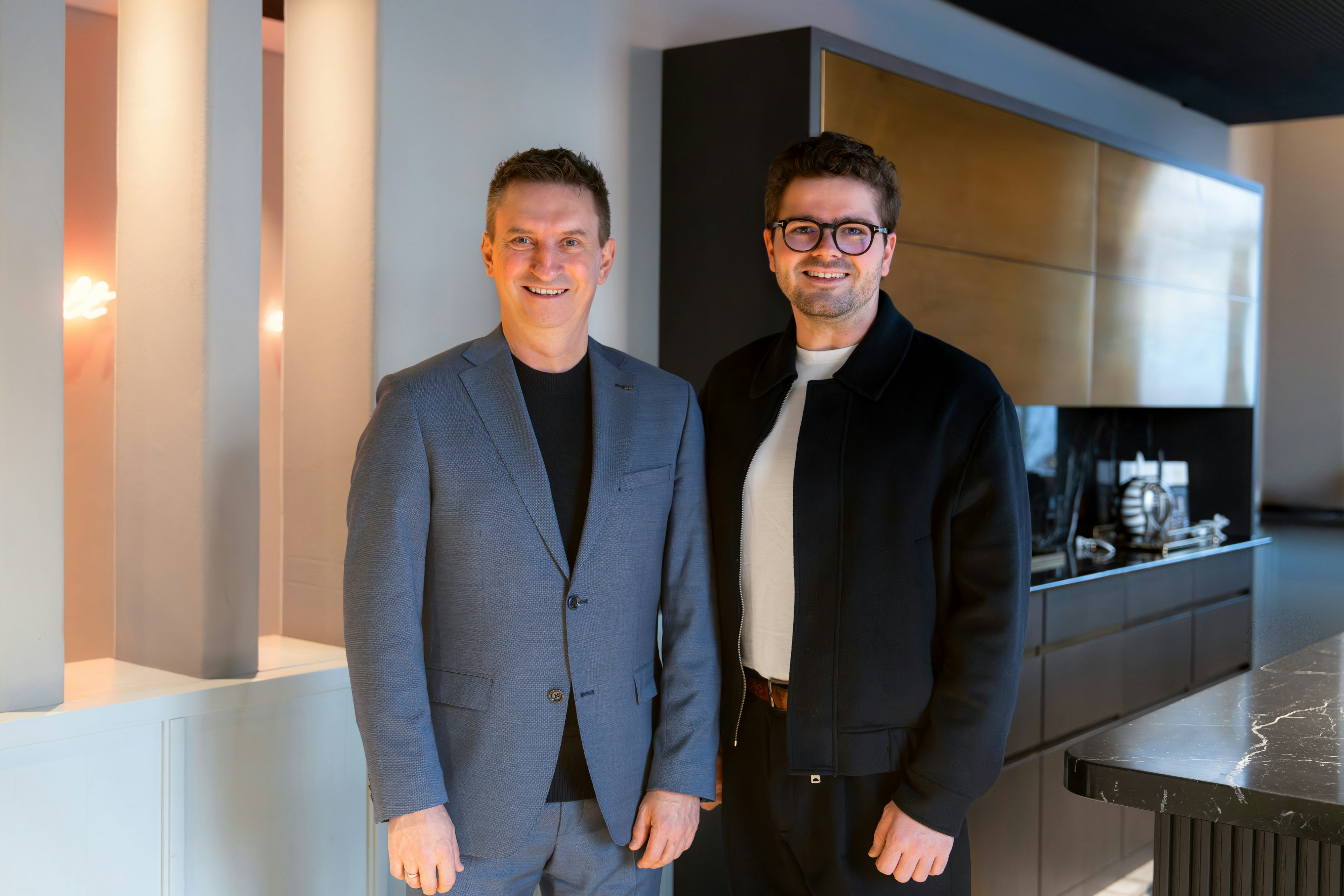 Zwei Personen aus der Geschäftsführung der JR Netzbau und Elektrotechnik GmbH: Andreas Schönberger (links) und Luka Rädlinger